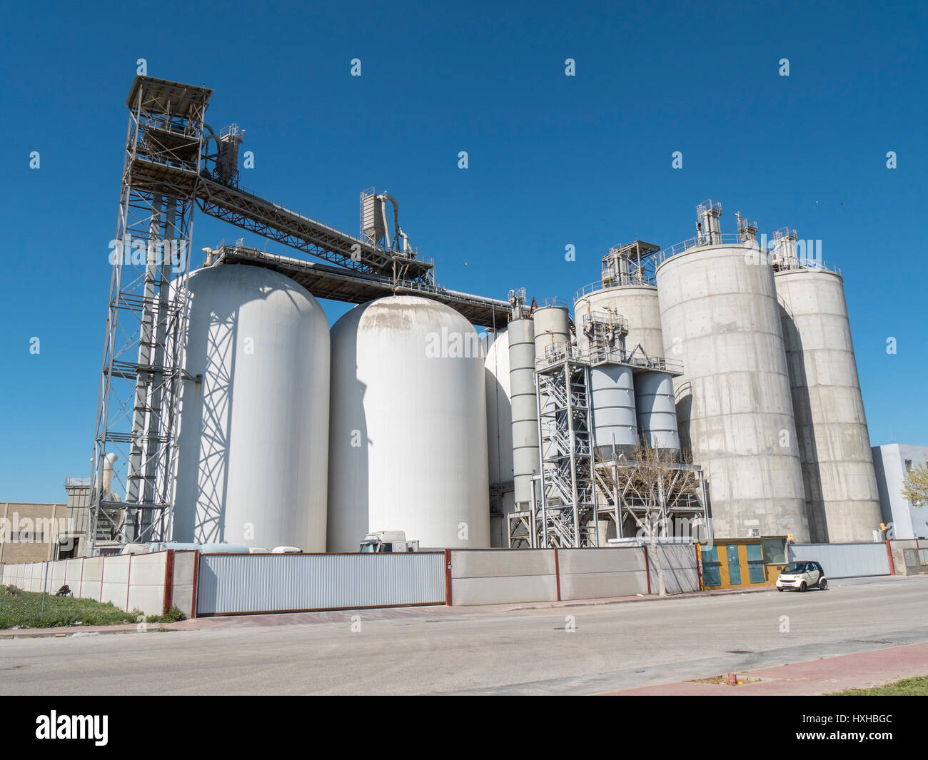 Modern factory outdoors huge industrial hi-res stock photography and ...