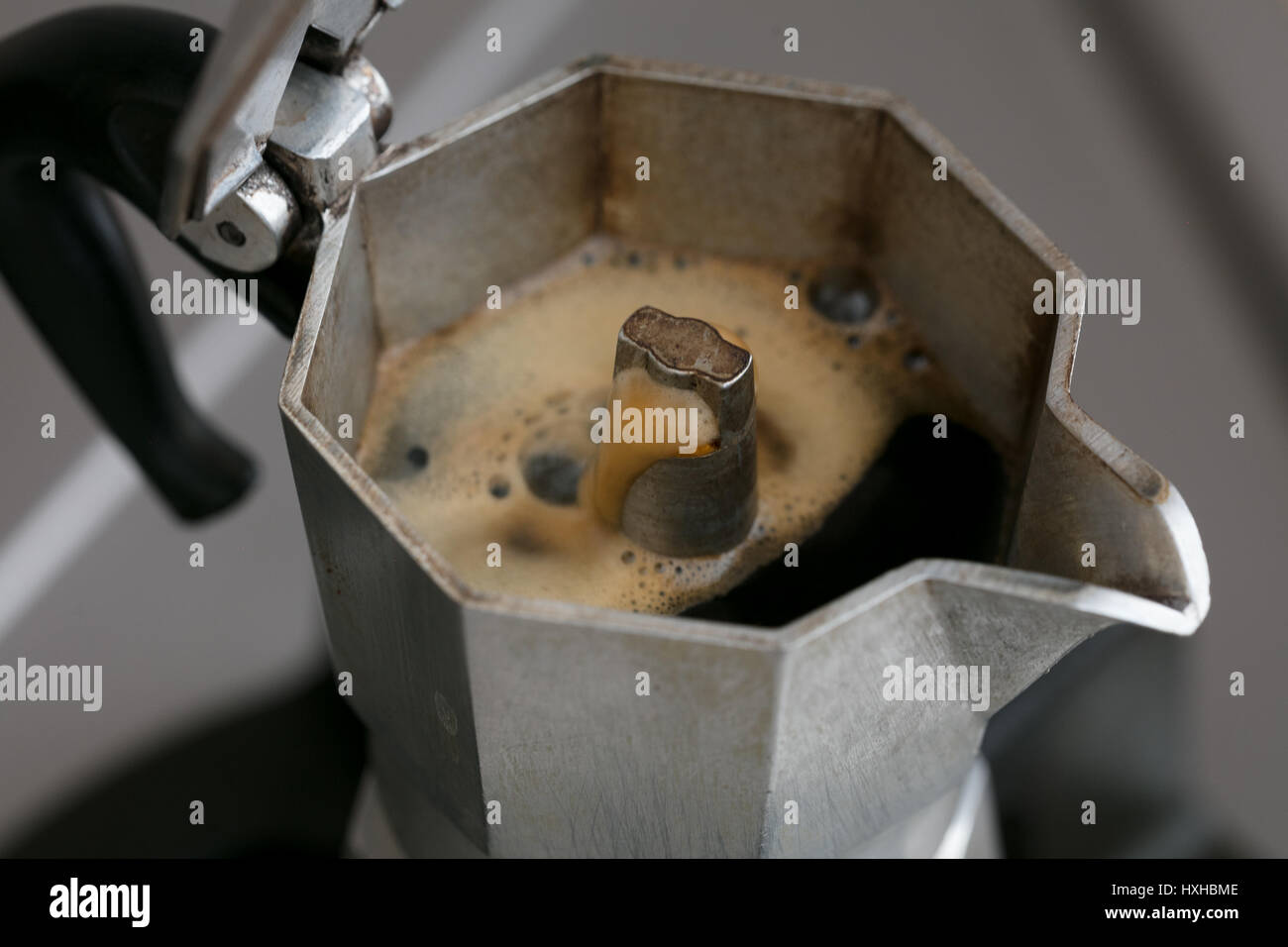 https://c8.alamy.com/comp/HXHBME/neapolitan-coffee-machine-on-the-fire-close-up-HXHBME.jpg