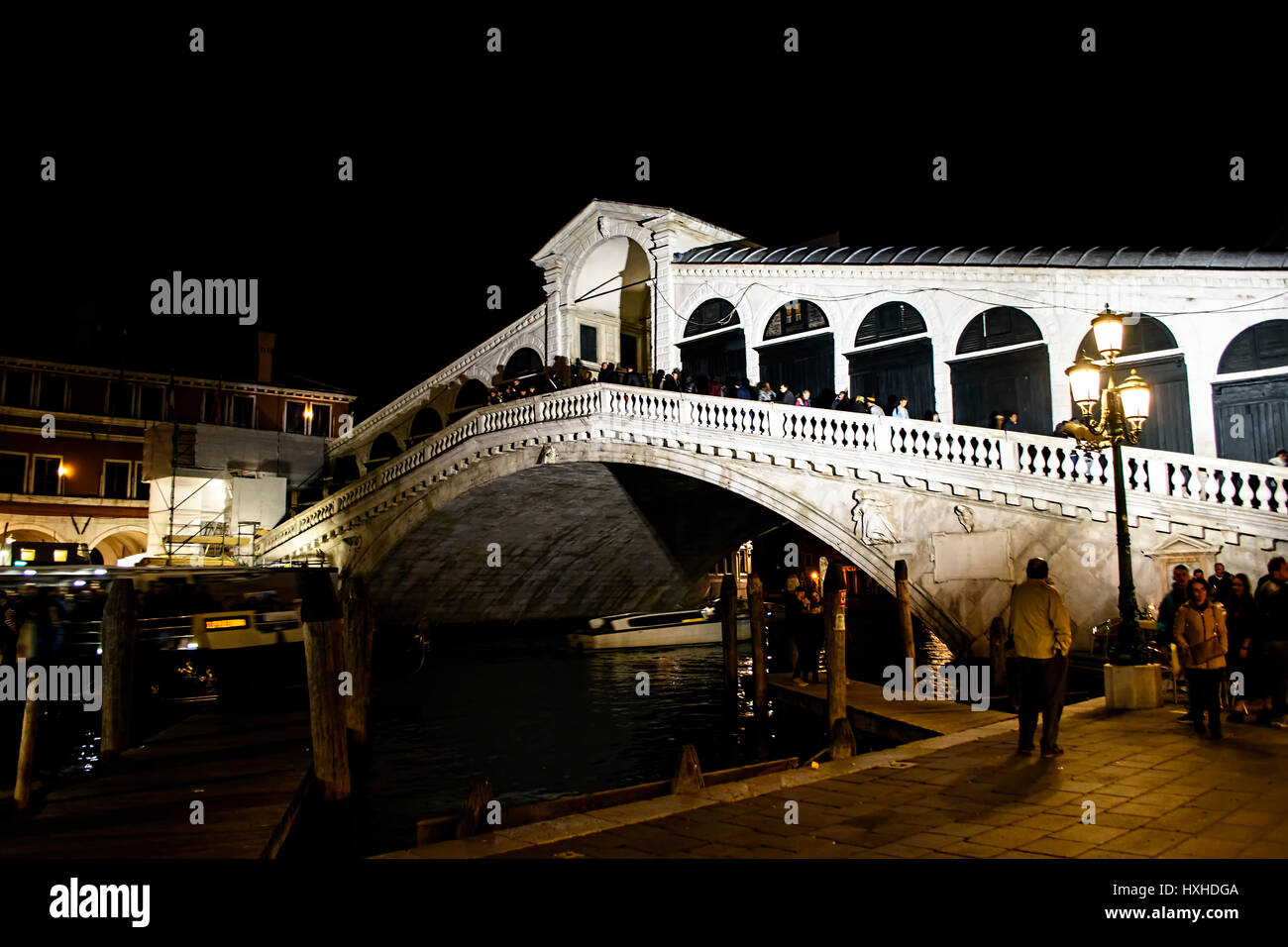 Crossing The Rialto Bridge High Resolution Stock Photography and Images ...