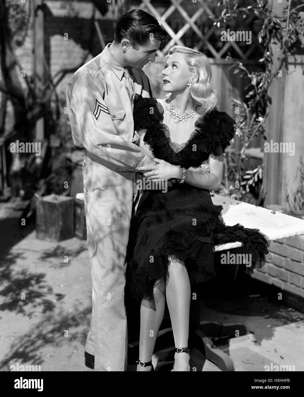 ROBERT RYAN, JACQUELINE WHITE, CROSSFIRE, 1947 Stock Photo