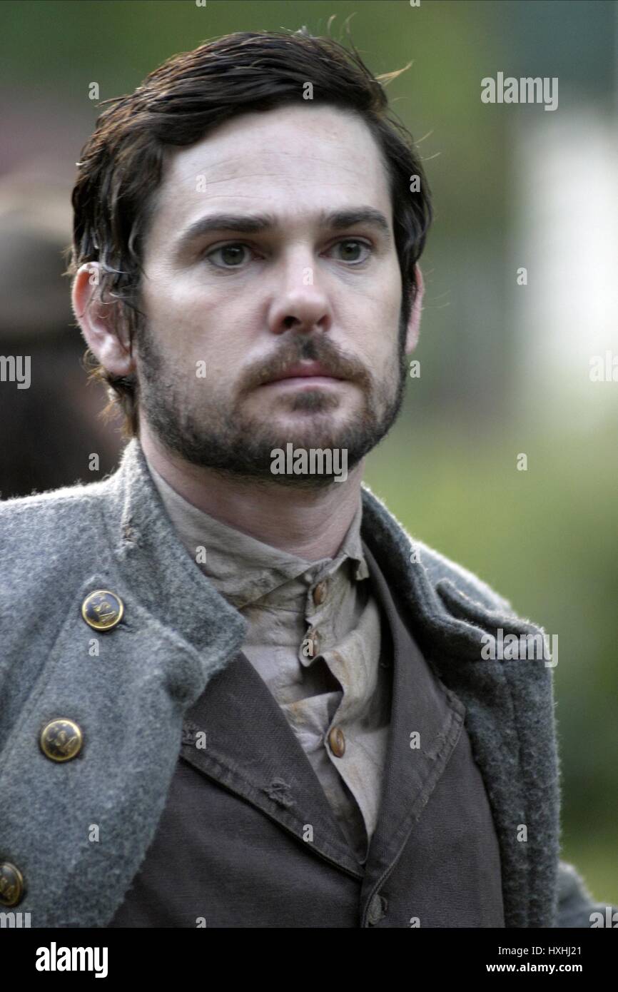 HENRY THOMAS DEAD BIRDS (2004 Stock Photo Alamy