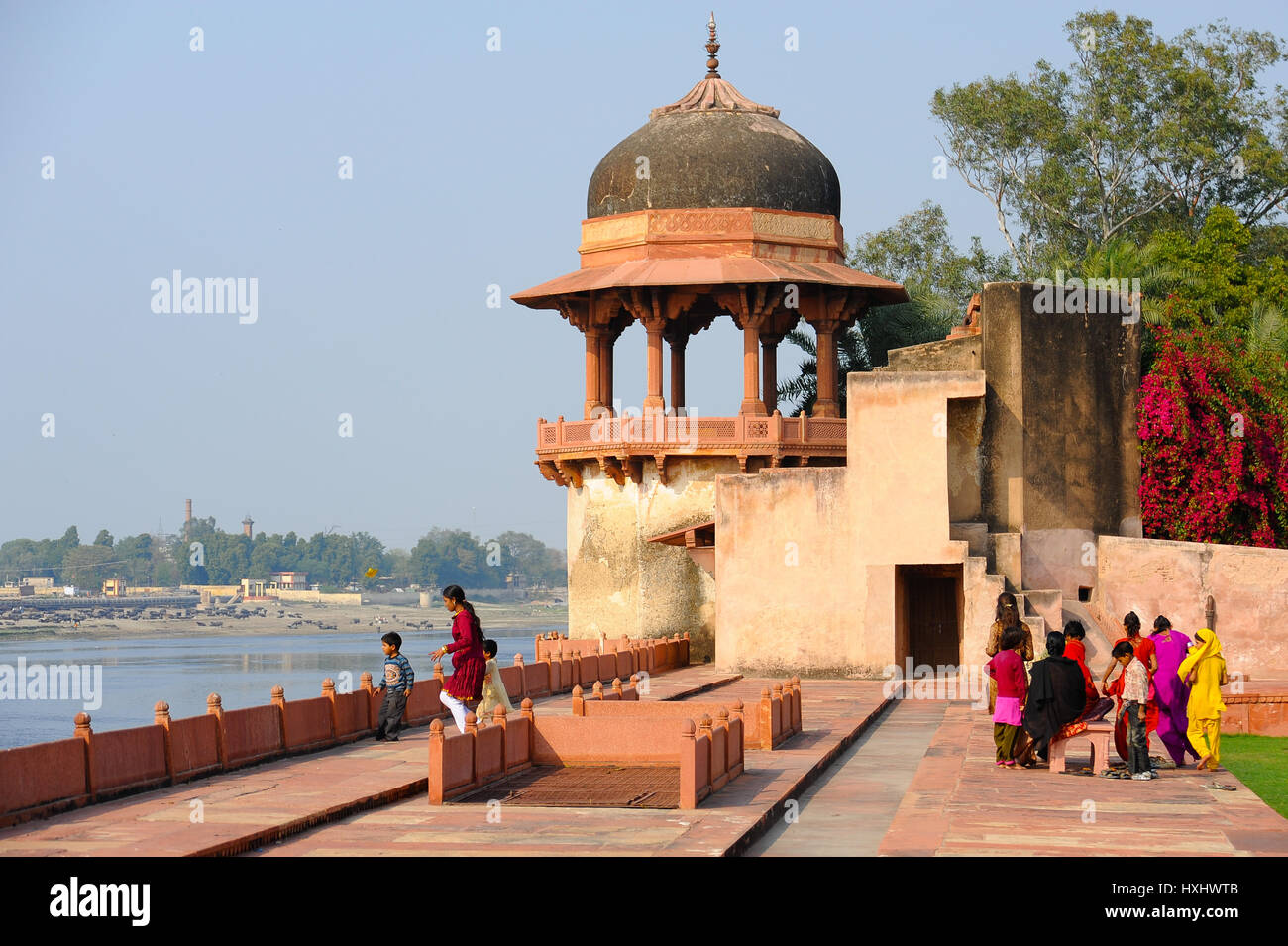 Embankment and domed outbuilding withint grounds of the Tomb of I'timād-ud-Daulah, Agra Stock Photo
