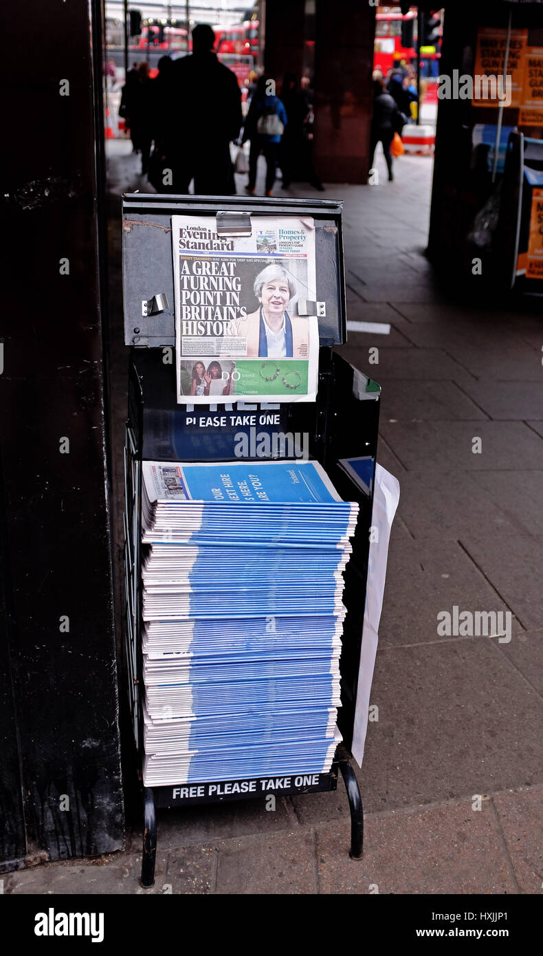 London, UK. 29th Mar, 2017. Londoners pick up copies of the London Evening Standard newspaper in Westminster to read about Article 50 being signed and sent by Prime Minister Theresa May today Credit: Simon Dack/Alamy Live News Stock Photo