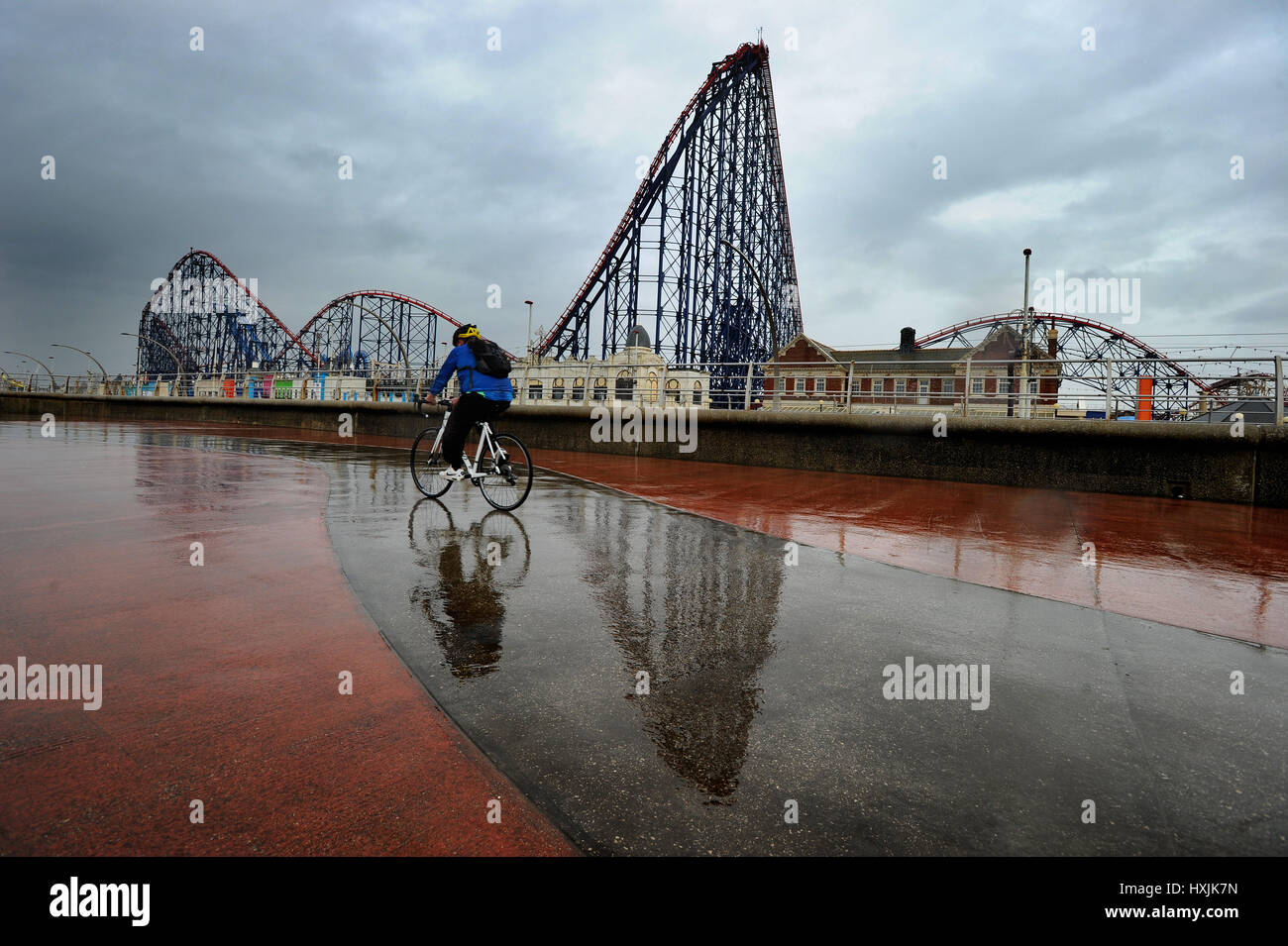 Blackpool beach rain hi-res stock photography and images - Alamy