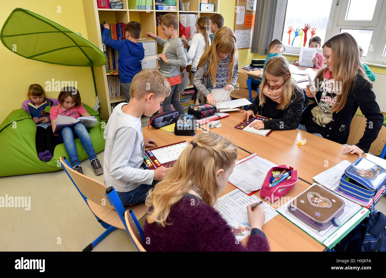 Potsdam, Germany. 29th Mar, 2017. Pupils work on individual tasks in a