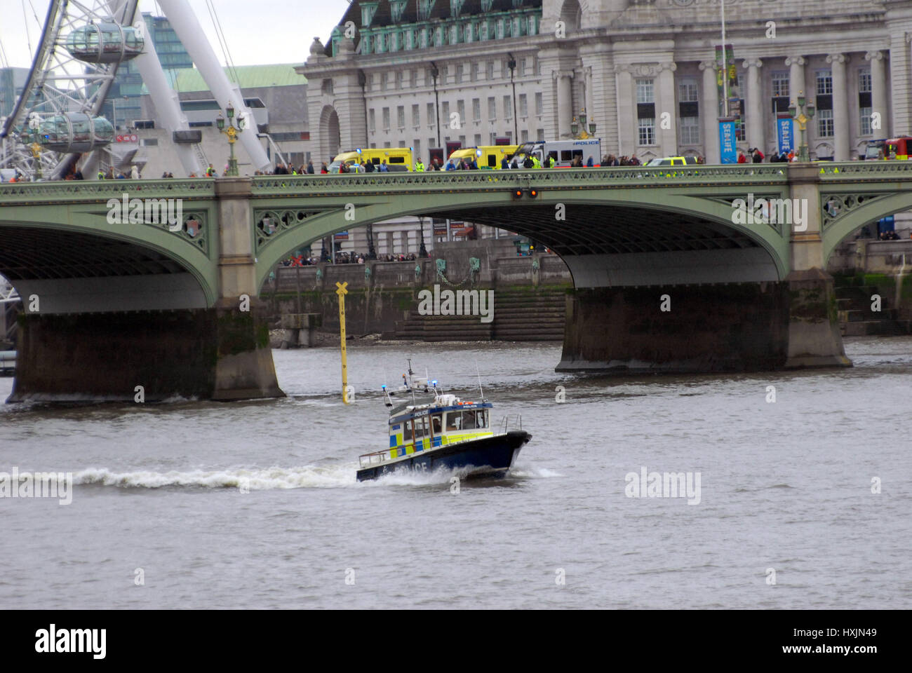 River thames police searching hi-res stock photography and images - Alamy