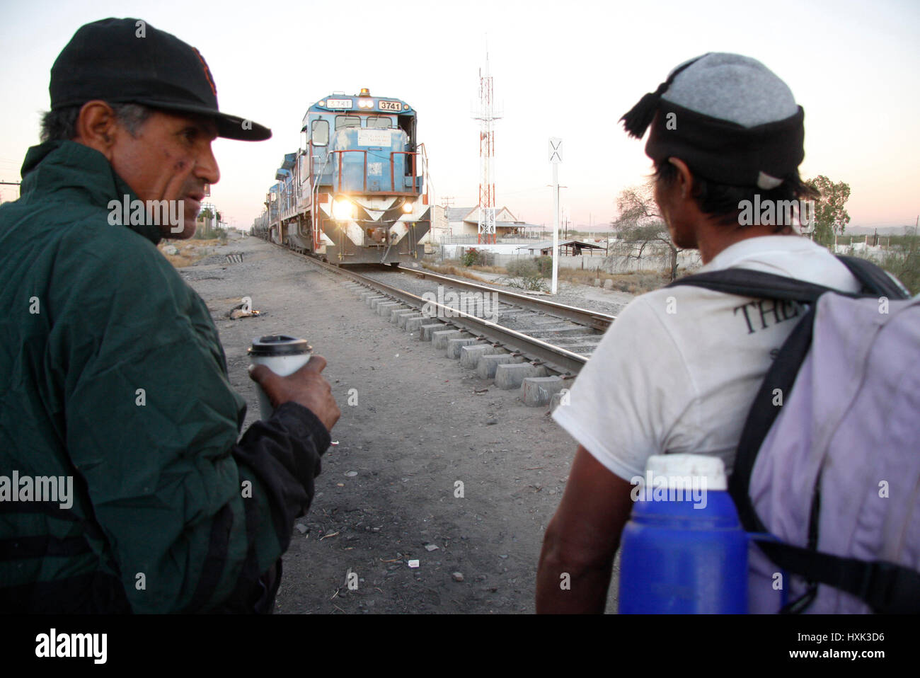 Migrants, delinquent and indigent waits for the train that travels to Sonora with Arizona to cross to the United States Stock Photo