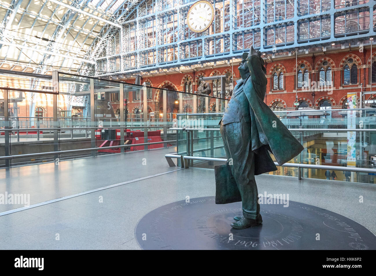 Statue of John Betjeman at St Pancras International railway station ...