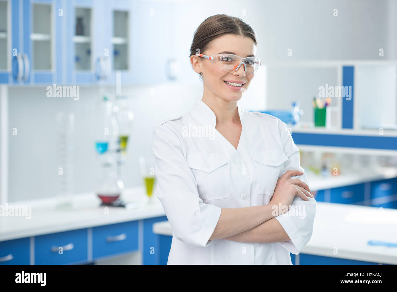 Woman white lab coat glasses hi-res stock photography and images - Alamy