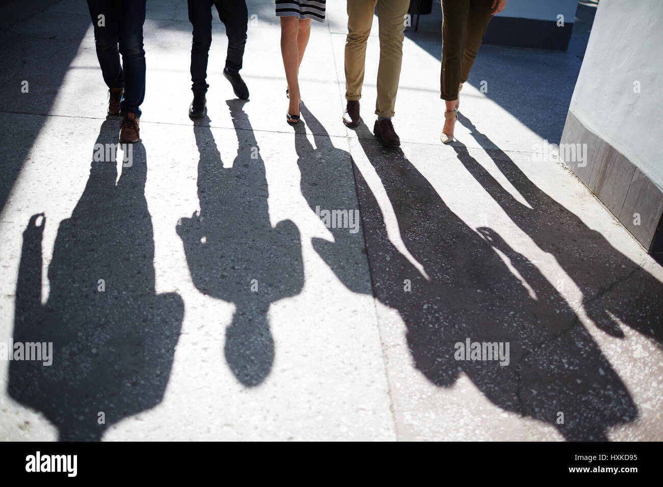 Businesspeople walking hi-res stock photography and images - Alamy