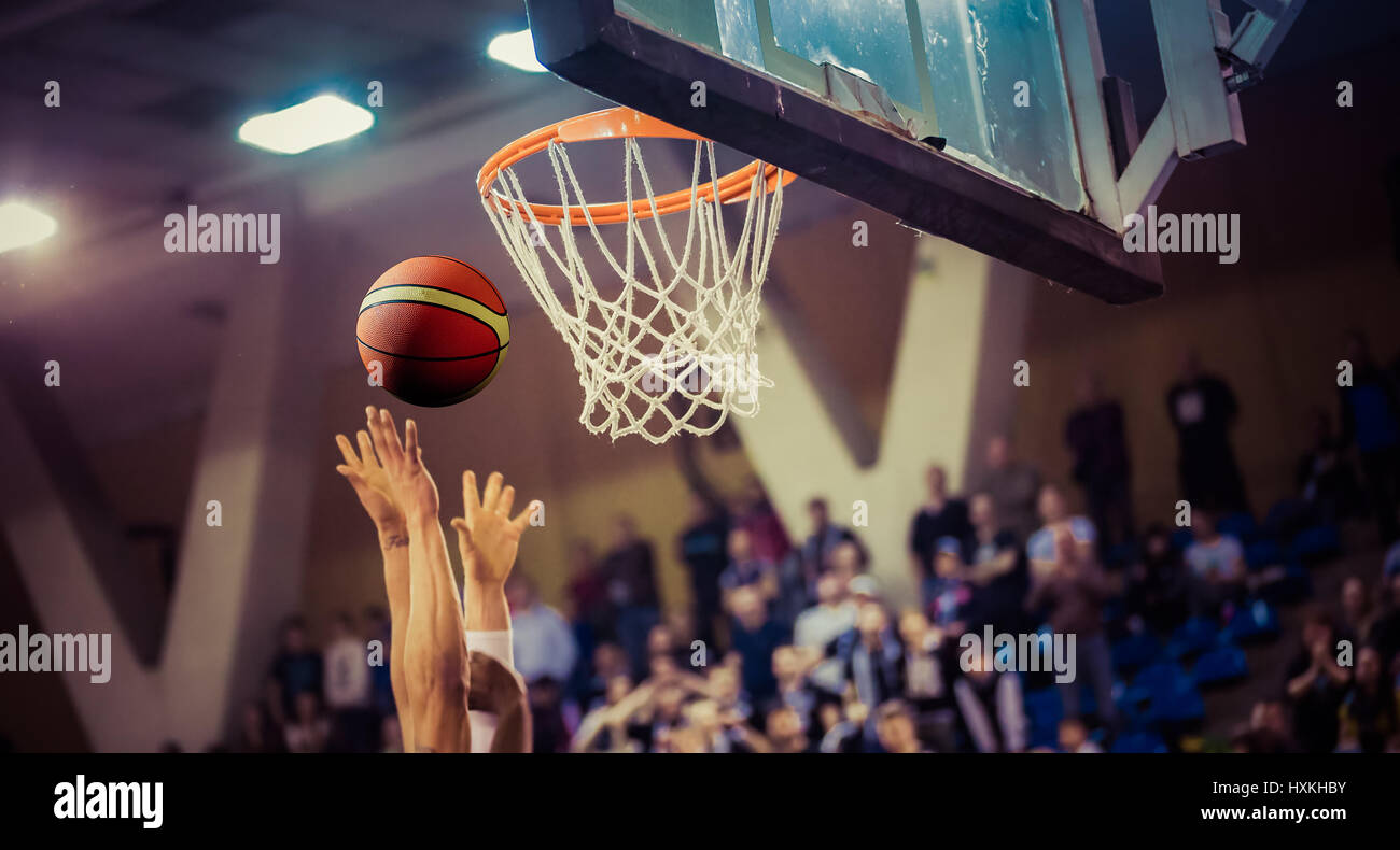scoring the winning points at a basketball game Stock Photo Alamy