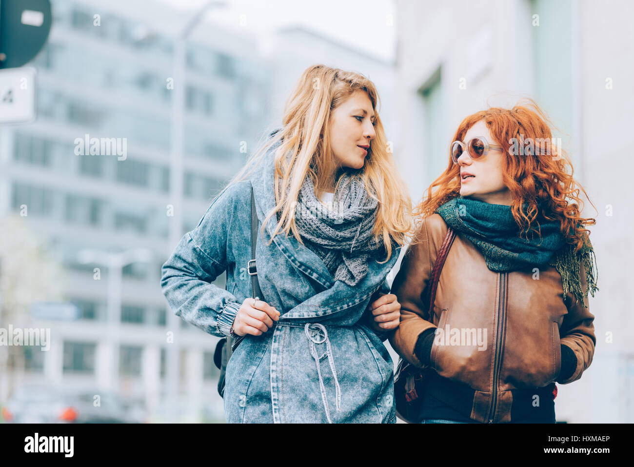 Девушки подружки блондинка и рыжая. Две рыжие подруги. Подруги с открытыми ртами. Сестра майли сайрус бренди. Блондинка брюнетка рыжая.