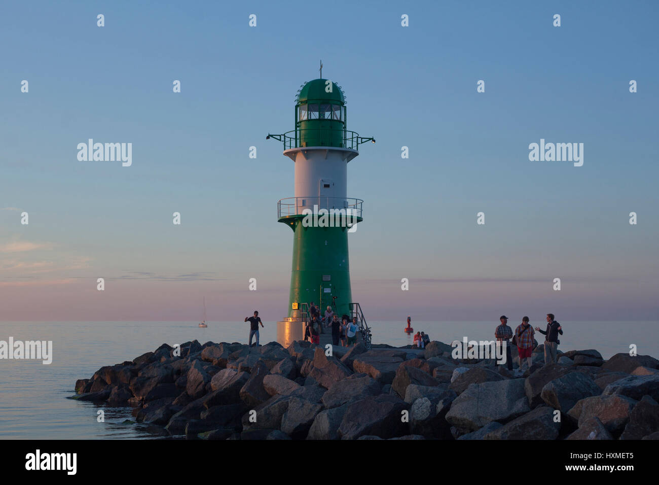 Rostock-Warnemuende : Blick zum Leuchtfeuer Westmole  bei Abenddämmerung  I Lighthouse Westmole at Dusk, Warnemuende, Mecklenburg-Vorpommern, Germany, Stock Photo