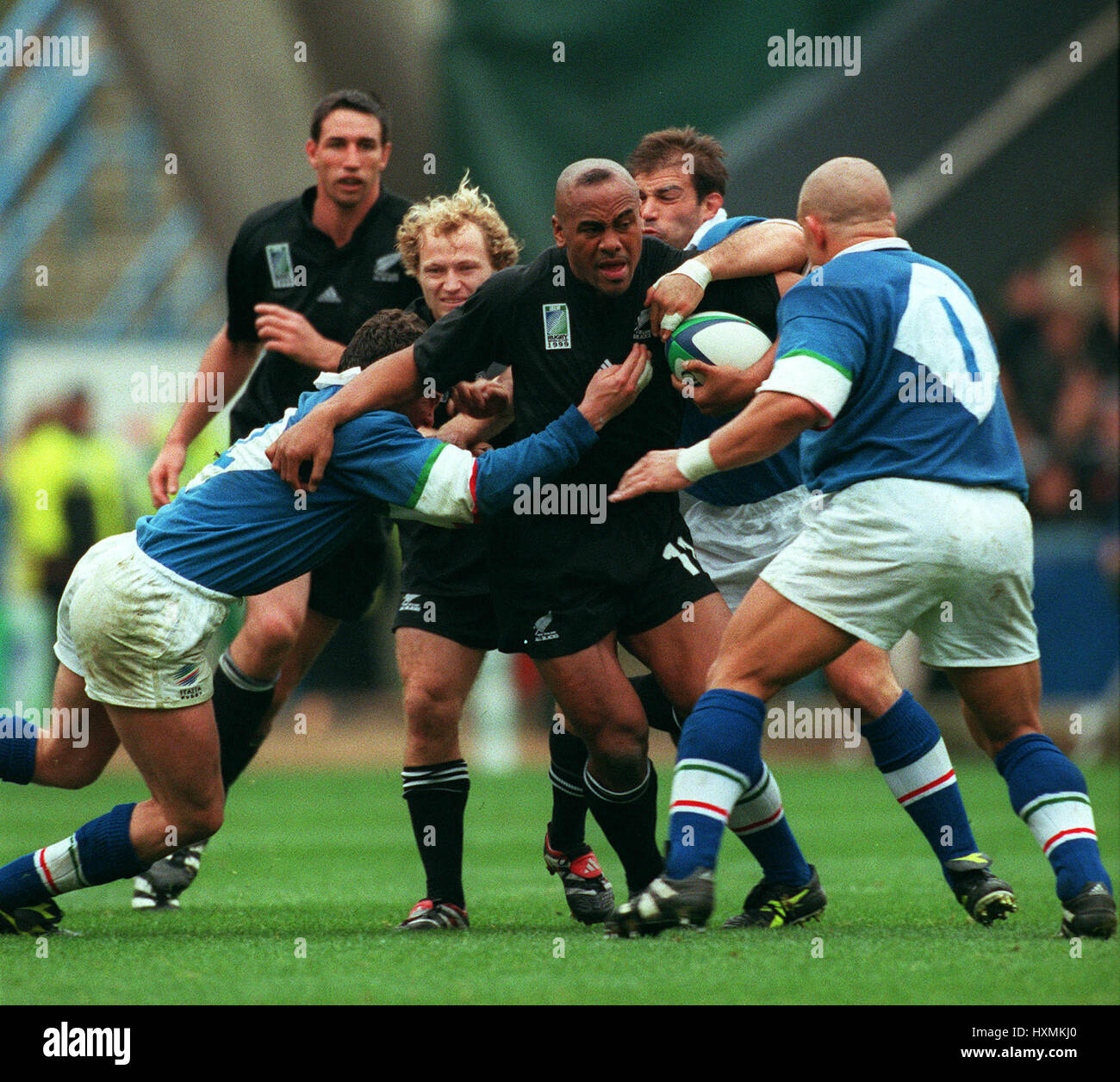 Jonah Lomu Italy Defence New Zealand V Italy 14 October 1999 Stock Photo Alamy