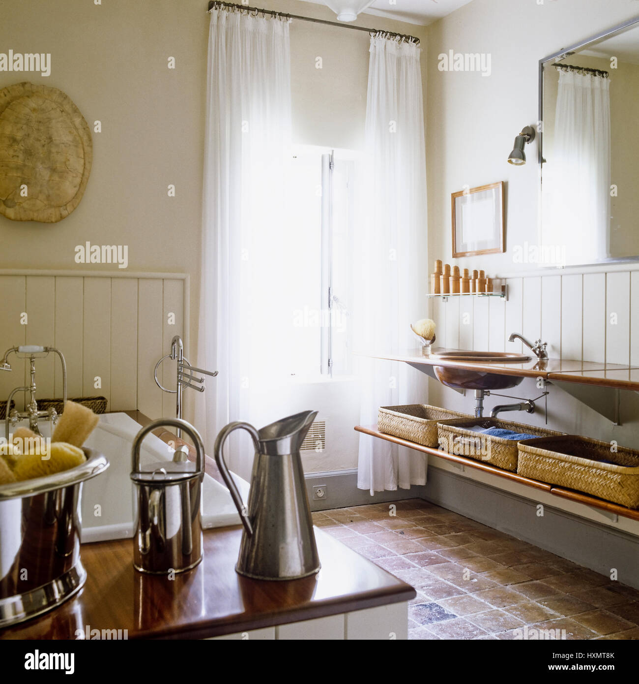 old style bathroom sink Stock Photo - Alamy