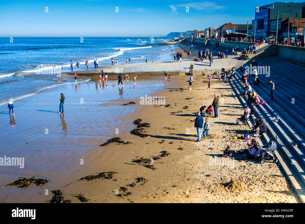 Families at beach hi-res stock photography and images - Alamy