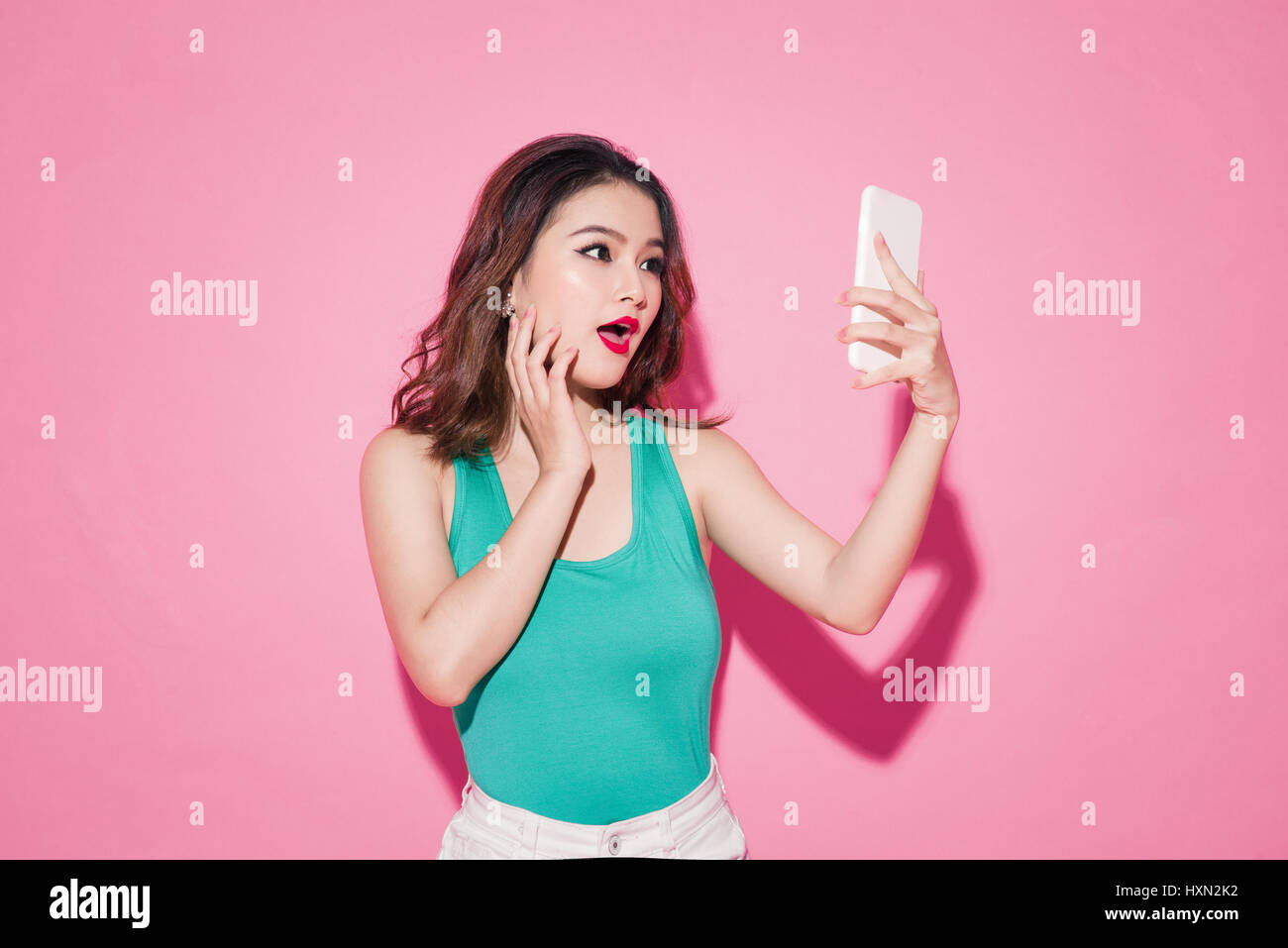 Belle fille avec la lumière maquillage en vêtements rose. Beauté Visage.  Ongles Design Photo Stock - Alamy