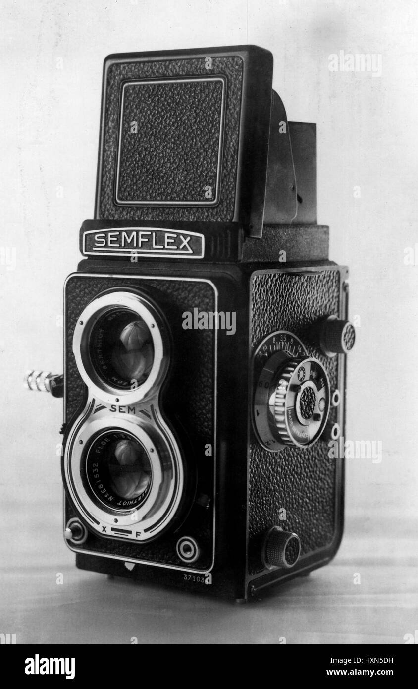 AJAXNETPHOTO. 1998. UNITED KINGDOM. - FRENCH CAMERA - A TWIN LENS MEDIUM FORMAT REFLEX FILM CAMERA, THE SEMFLEX, FITTED WITH A SOM BERTHIOT TAKING LENS, MADE IN FRANCE BY S.E.M. PHOTO:JONATHAN EASTLAND/AJAX REF:1047 Stock Photo