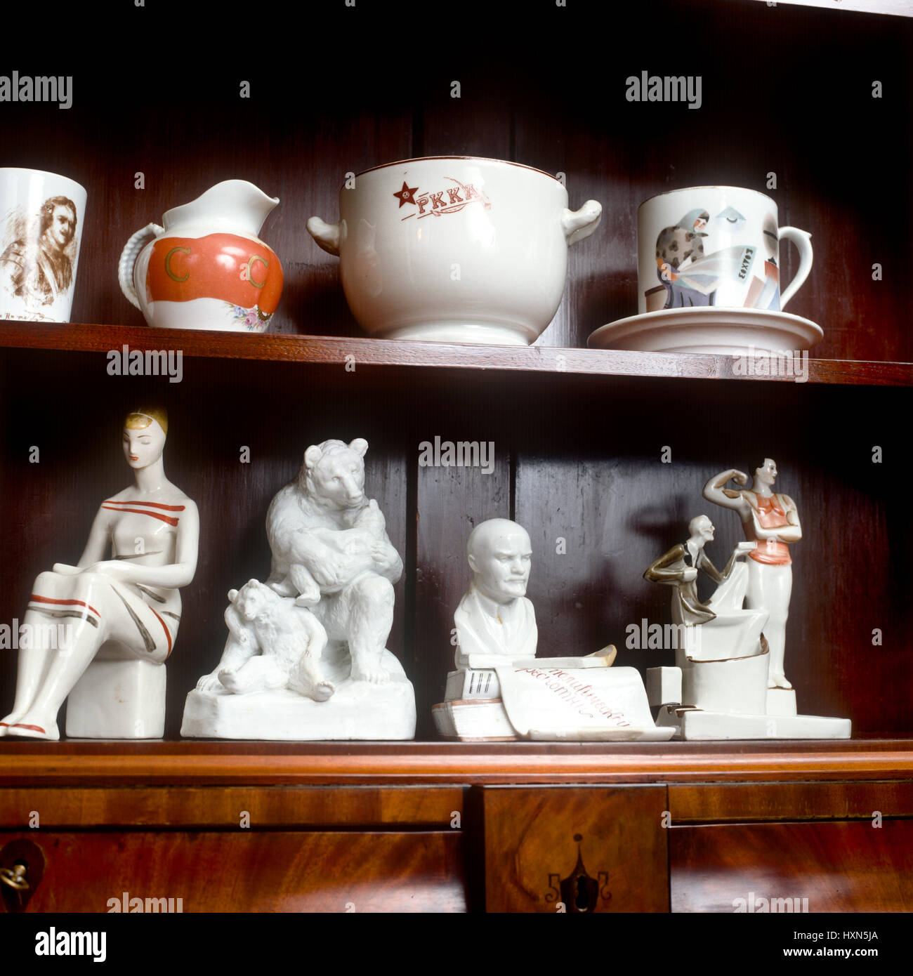 Ornaments shelf hires stock photography and images Alamy