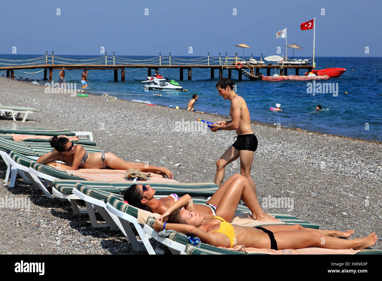 Почему в турции нельзя. Турция пляж. Турция пляж люди. Русские в Турции. Отдыхающие в Турции.