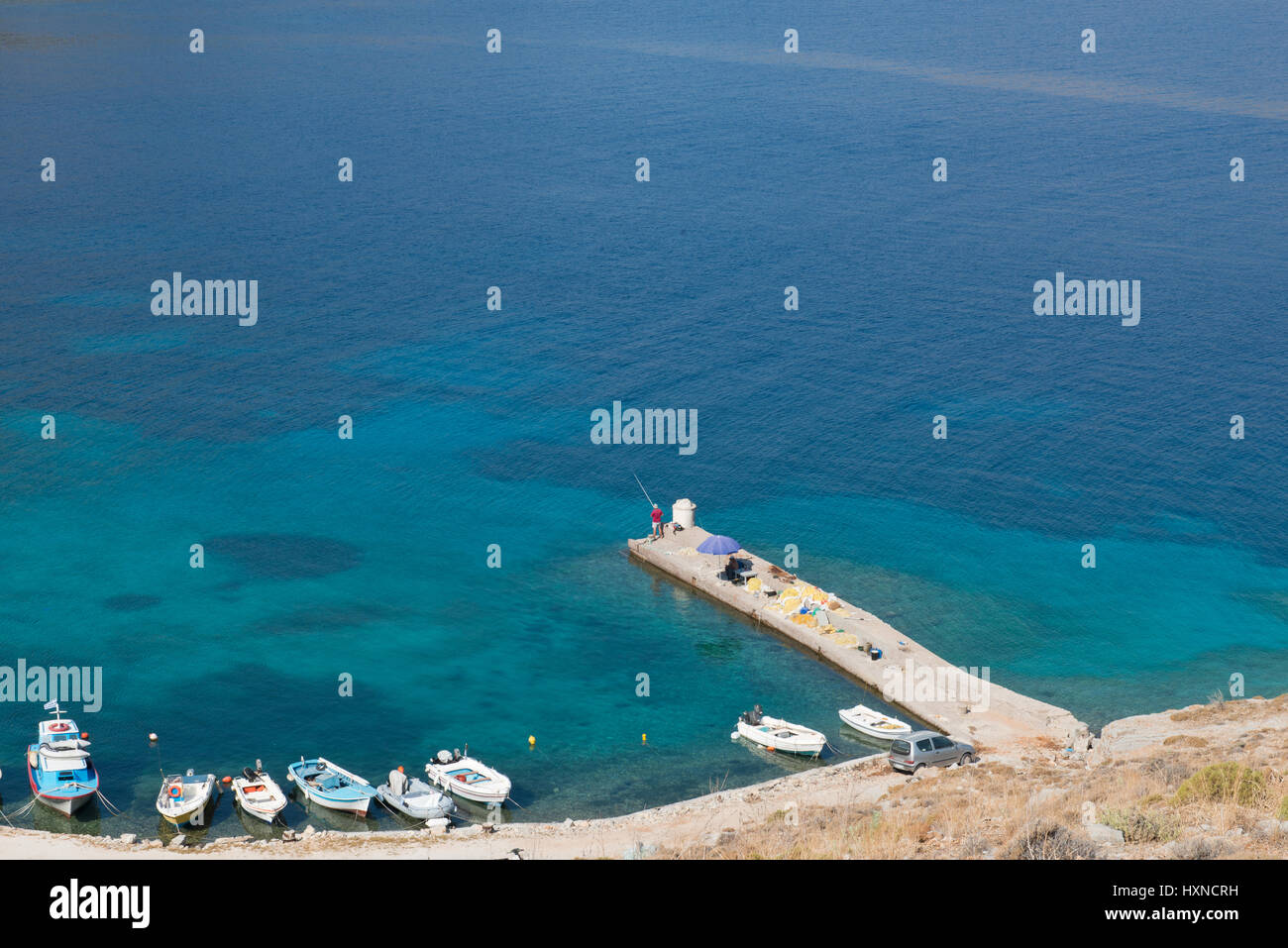 Fischer auf einem Landesteg in Tilos island, Dodekanes, Griechenland Stock Photo