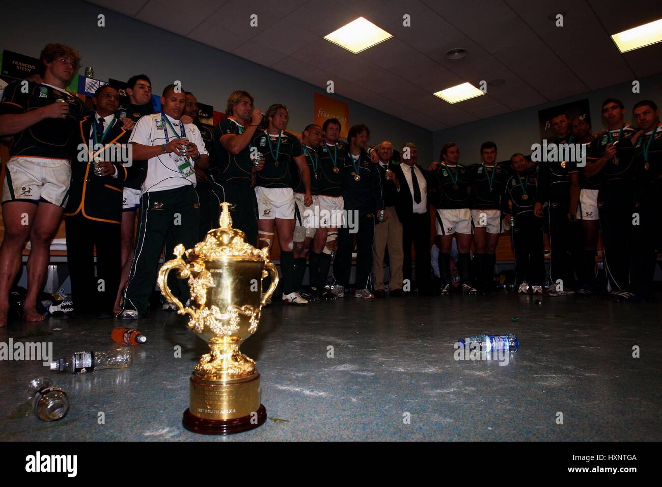 SOUTH AFRICAN TEAM & TROPHY RUGBY WORLD CUP FINAL STADE DE FRANCE PARIS FRANCE 20 October 2007 Stock Photo