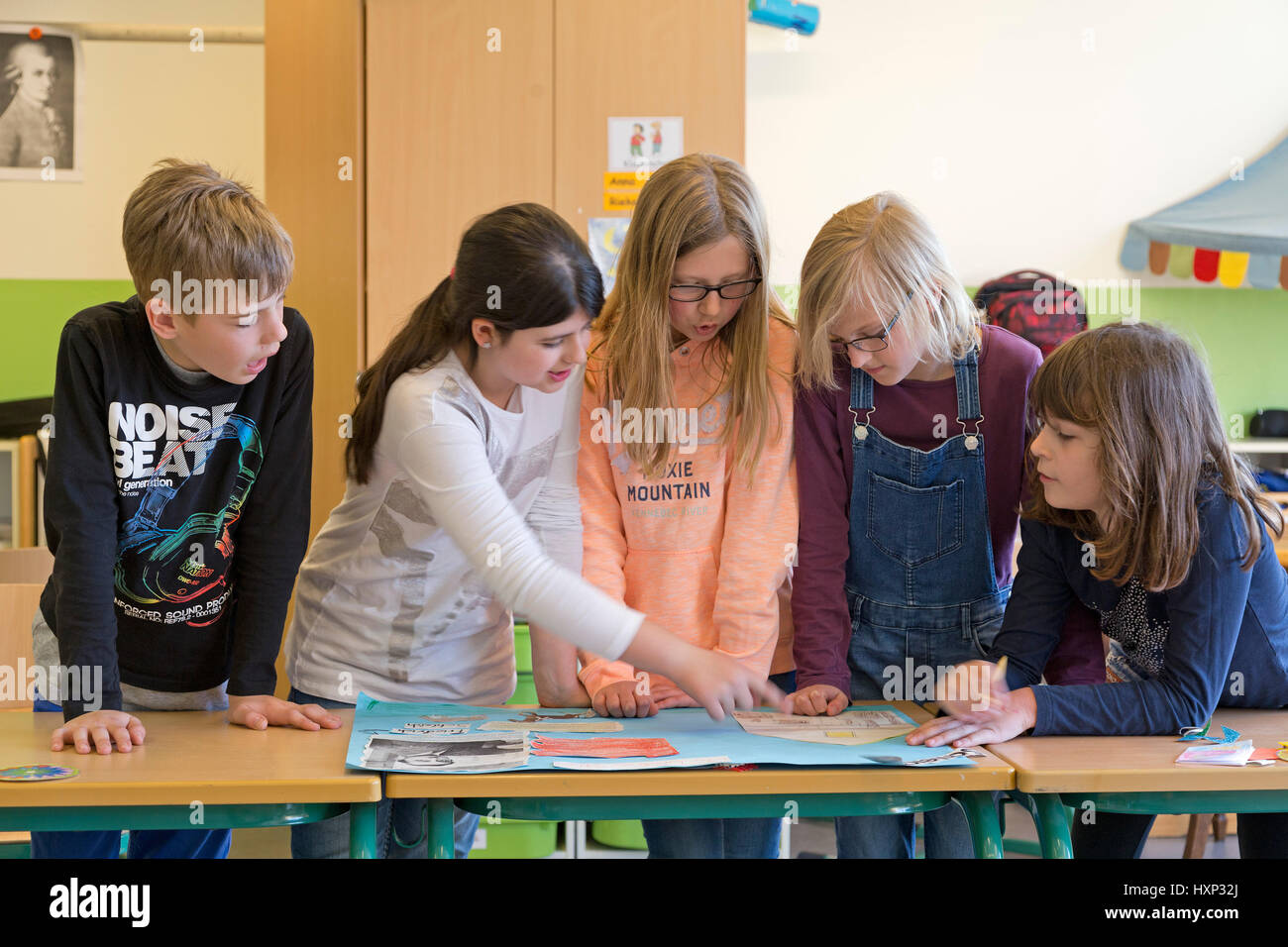 children at primary school working on a presentation Stock Photo
