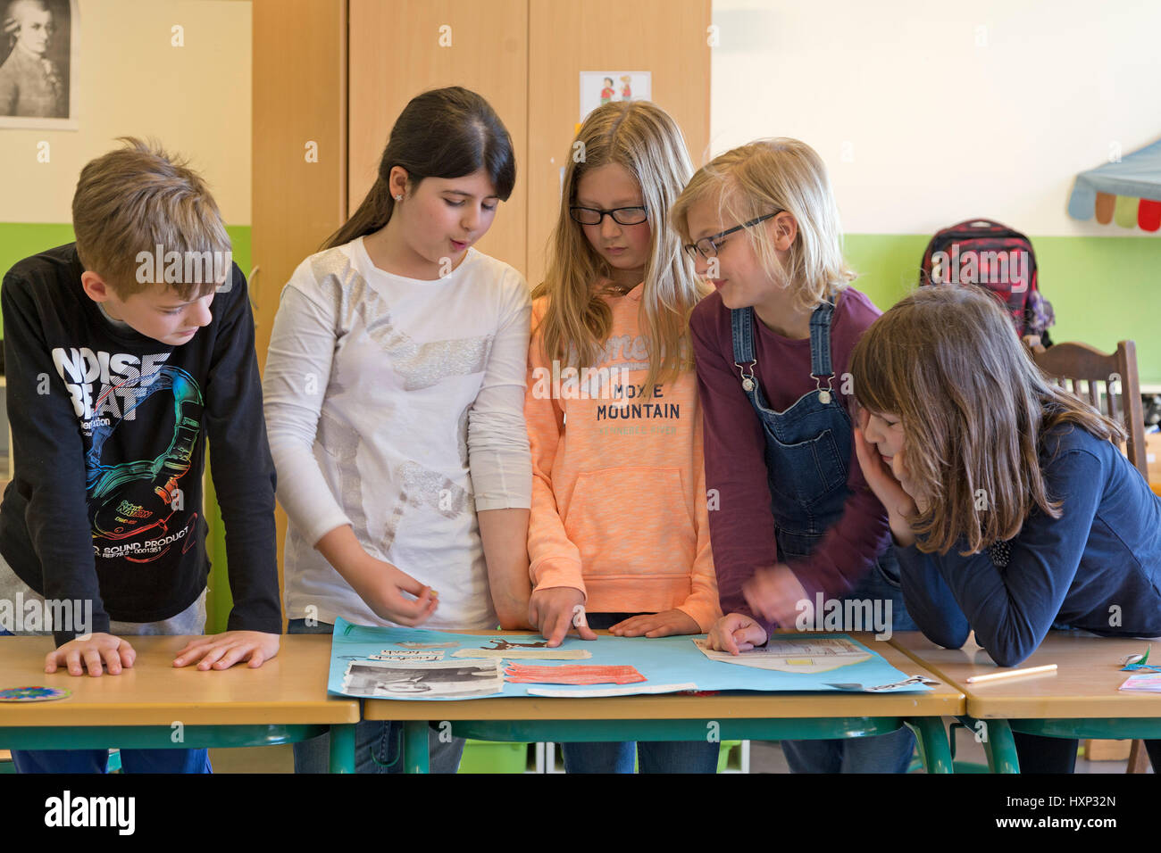 children at primary school working on a presentation Stock Photo