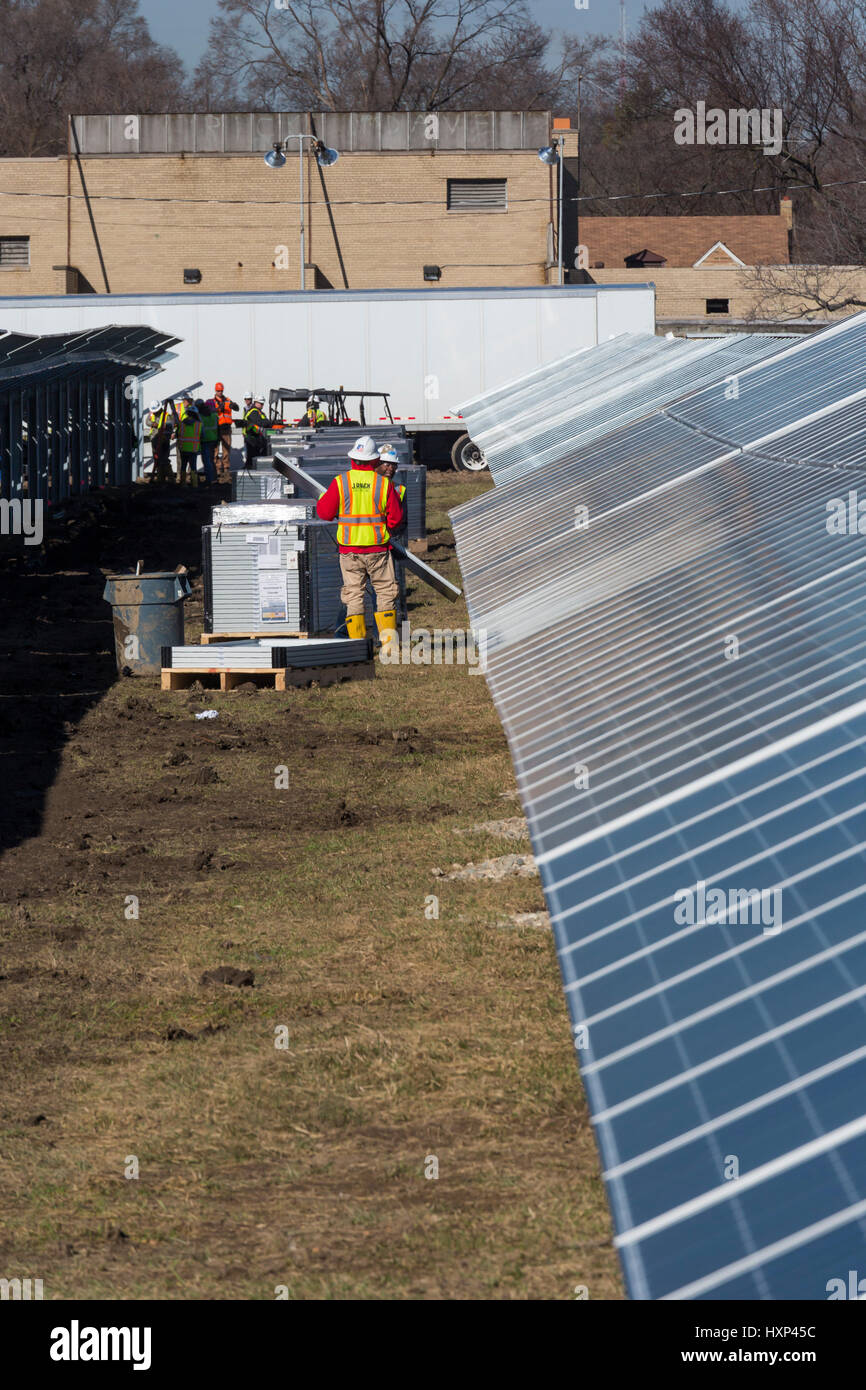 Detroit, Michigan - Workers build a 2 megawatt solar installation for DTE Energy on formerly vacant land. Detroit's population has declined by two-thi Stock Photo