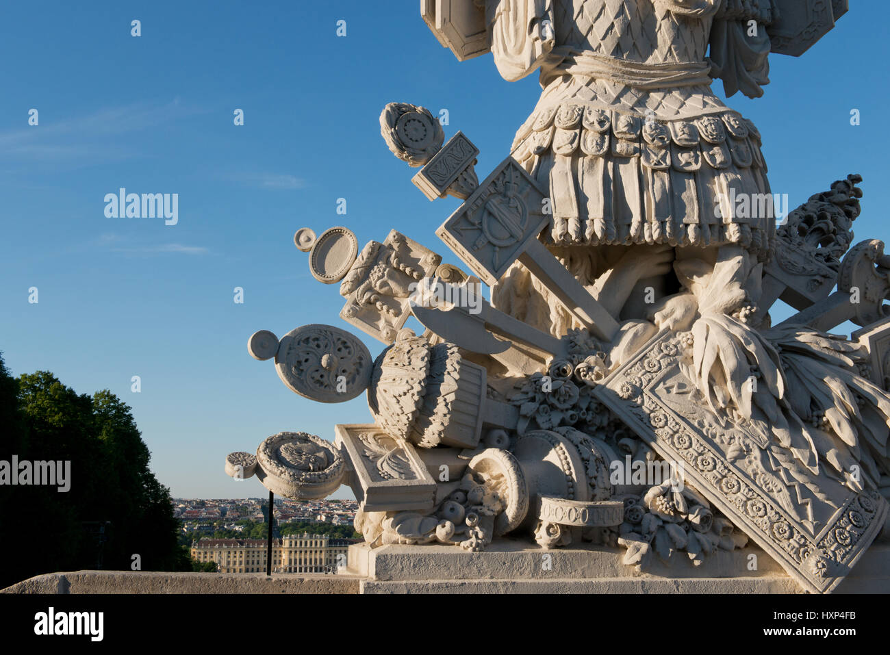 Schloss Schönbrunn hinter den Statuen der Gloriette, Wien Österreich Stock Photo