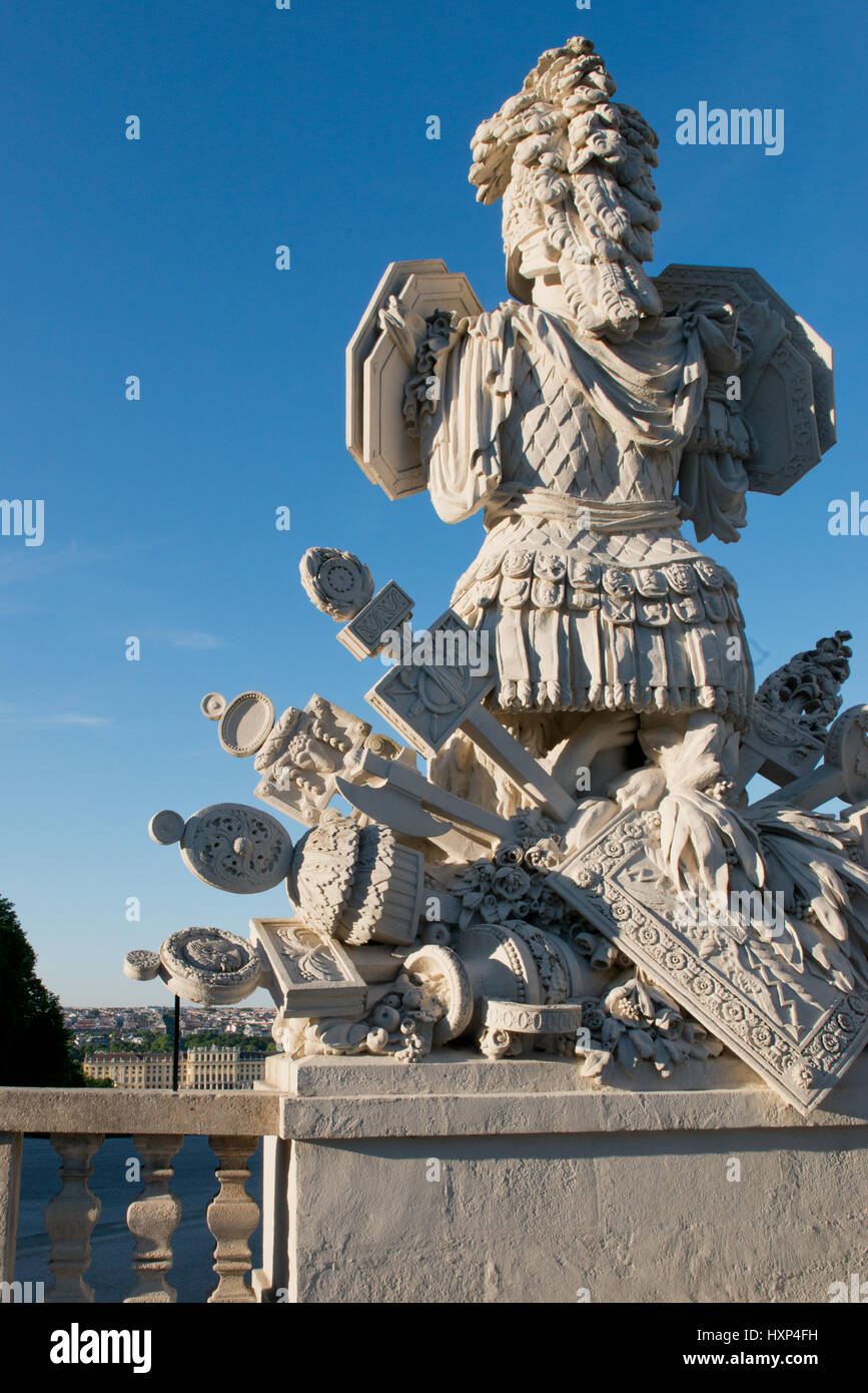 Schloss Schönbrunn hinter den Statuen der Gloriette, Wien Österreich Stock Photo