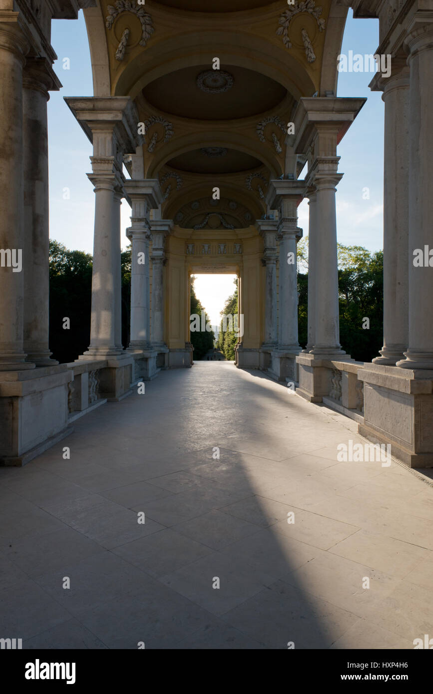 Säulengang der Gloriette bei Schloss Schönbrunn, Wien Österreich Stock Photo