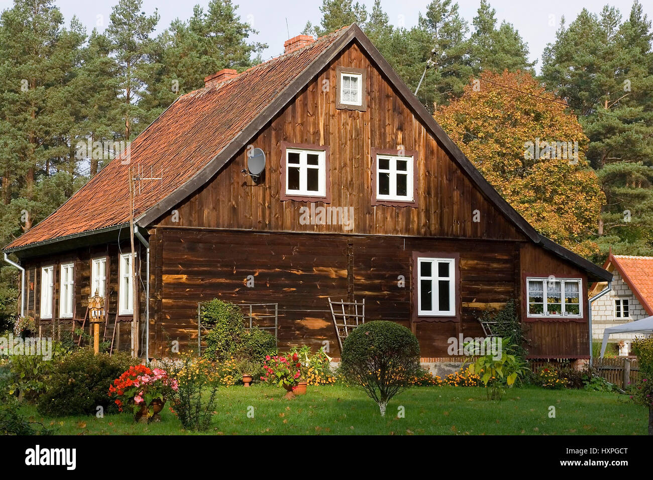 Masurisches timber house in autumn. Masuria Poland, Masurisches Holzhaus im Herbst. Masuren Polen Stock Photo