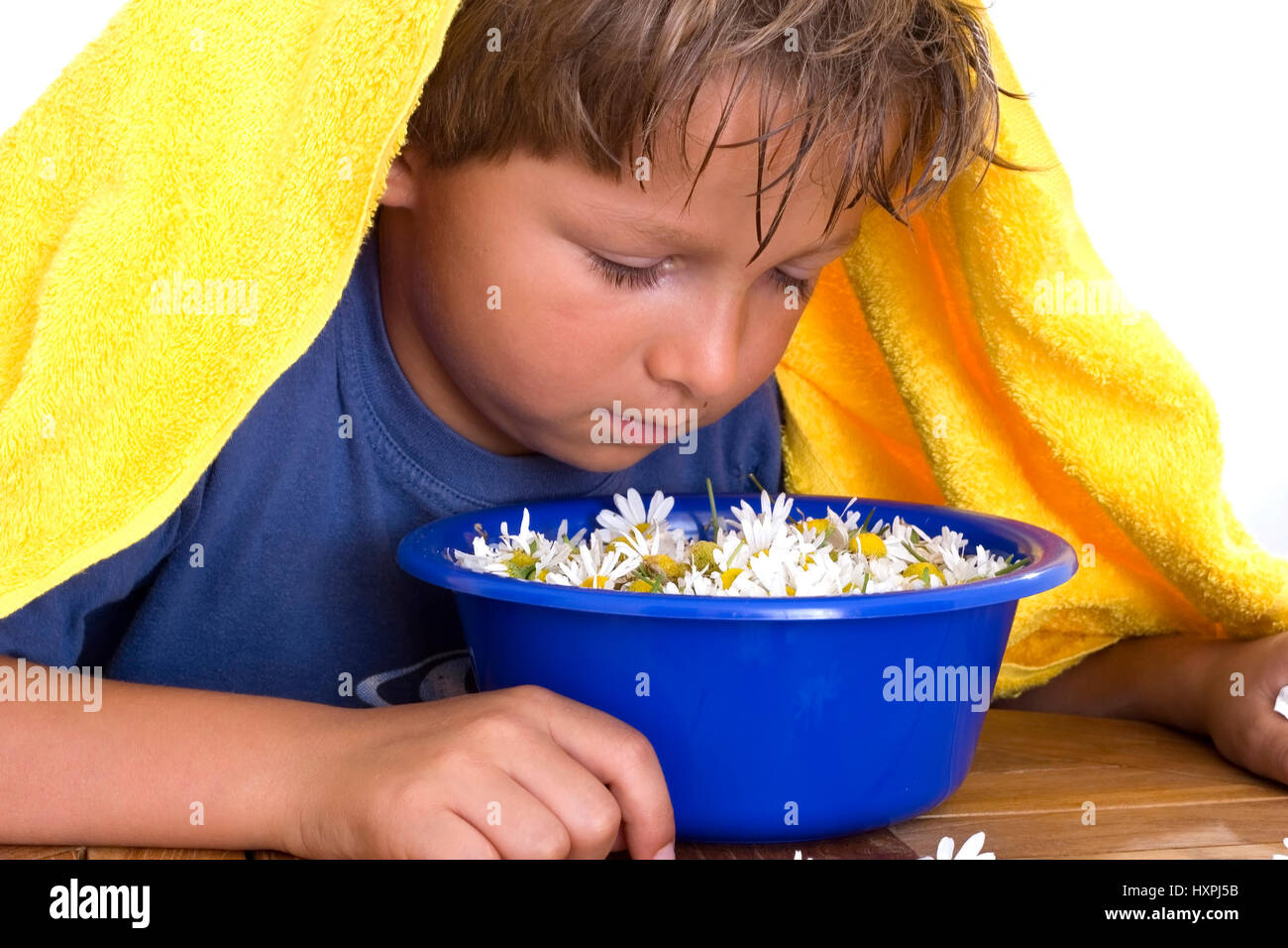 seven-year-old boy cures cold with camomile steam (mr), siebenjähriger Junge kuriert Erkältung mit Kamillendampf aus (mr) Stock Photo