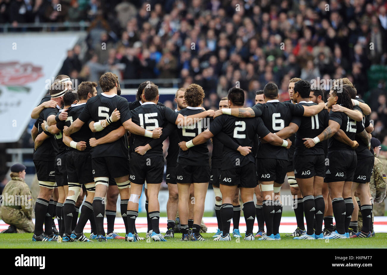 NEW ZEALAND TEAM HUDDLE ENGLAND V NEW ZEALAND ENGLAND V NEW ZEALAND TWICKENHAM LONDON ENGLAND 16