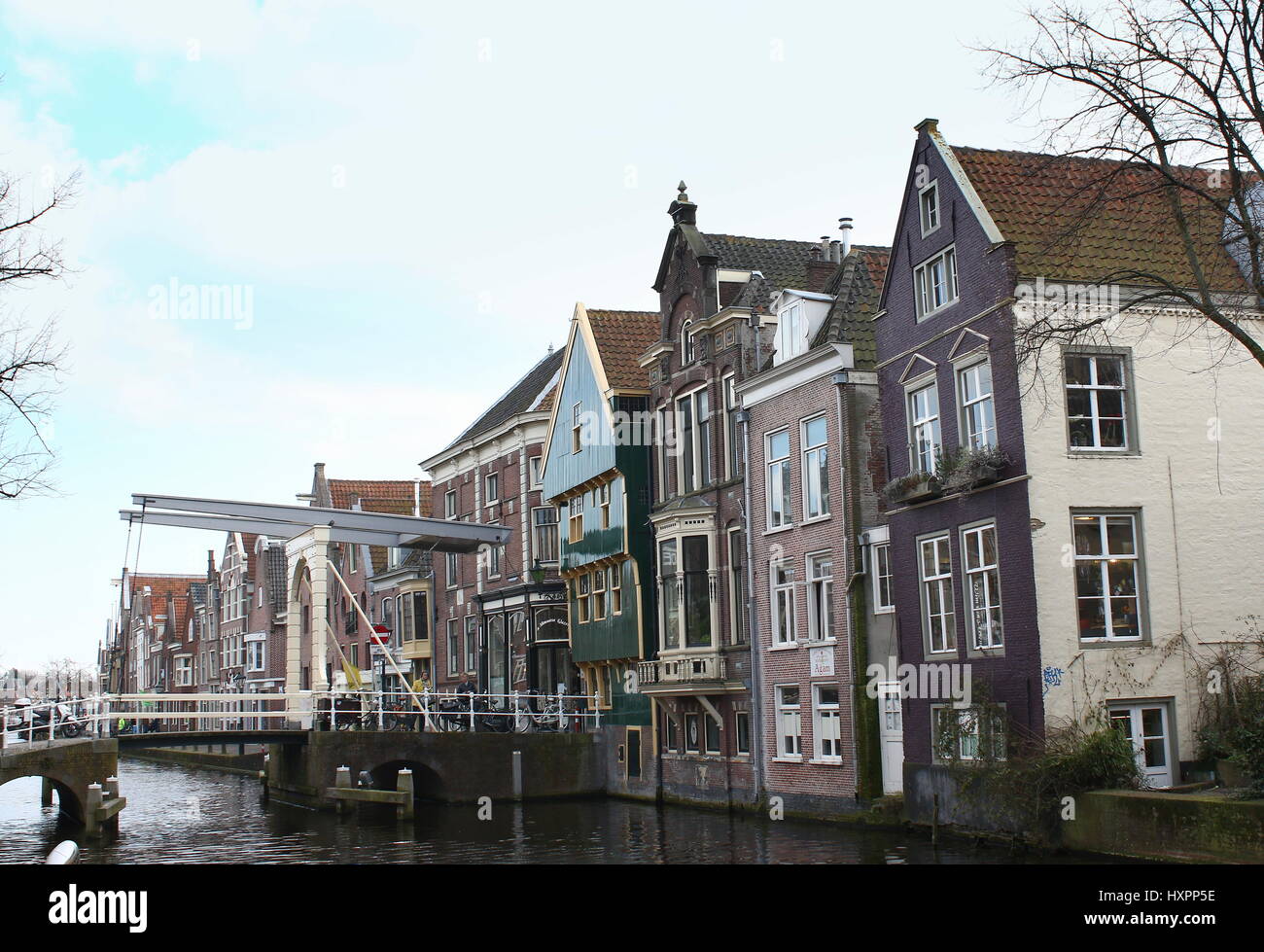 Kuipersbrug, a drawbridge in central Alkmaar, Netherlands, crossing Luttik Oudorp canal.  Next to it 16th century green wooden 'Huis met de Kogel' Stock Photo