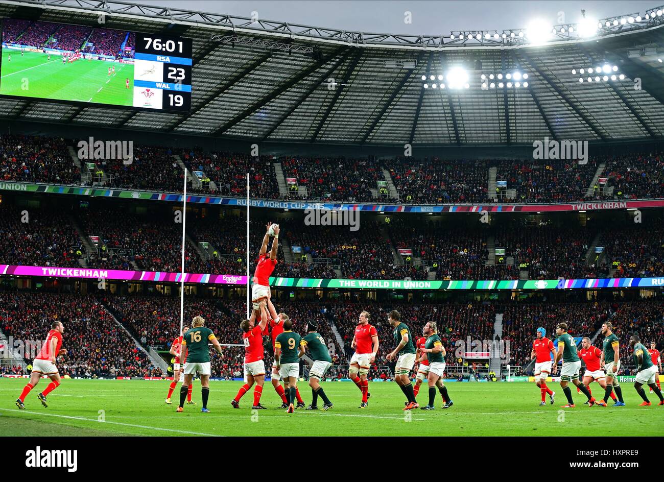 JAMIE ROBERTS LINE OUT SOUTH AFRICA V WALES SOUTH AFRICA V WALES TWICKENHAM LONDON ENGLAND 17 October 2015 Stock Photo