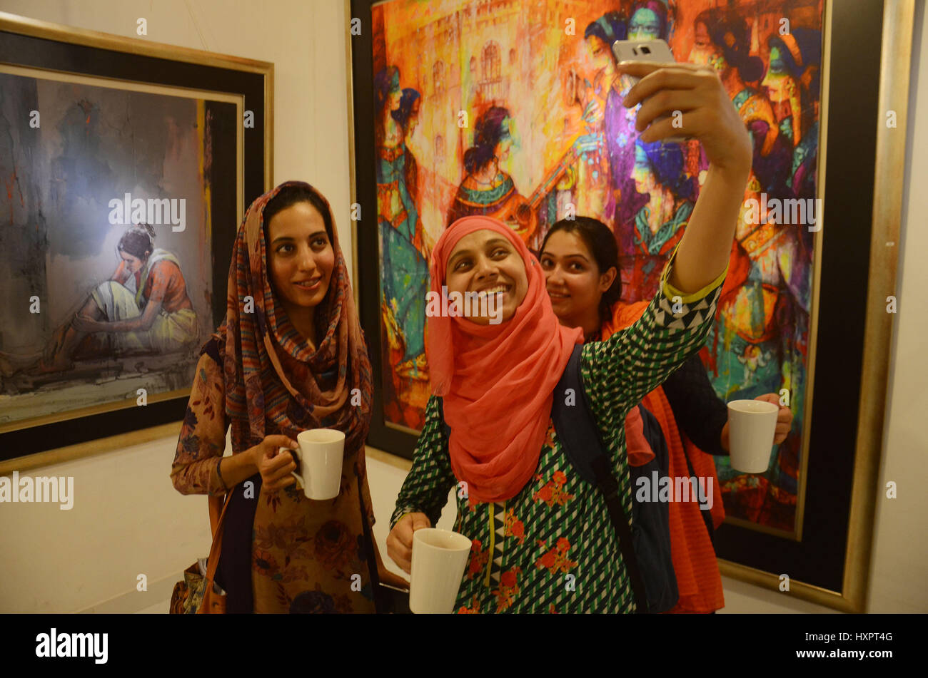 lahore-pakistan-30th-mar-2017-pakistani-visitors-are-viewing-the