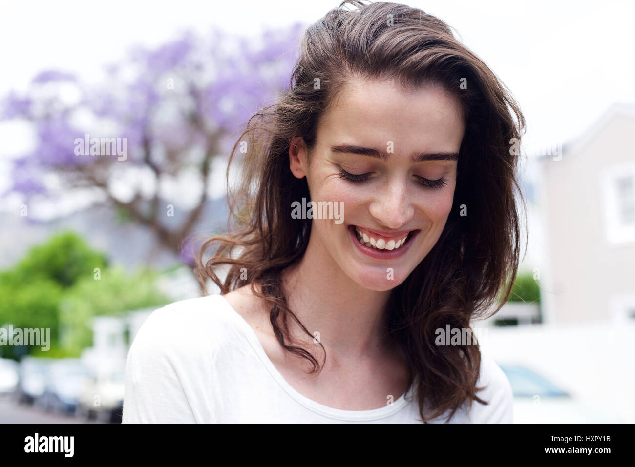 Orthodontics at a glance. Девушки смеются глядя вниз. Девушка смотрит на меня и улыбается. Девушка смотрит на меня и улыбается. Взгляд влюбленной девушки.