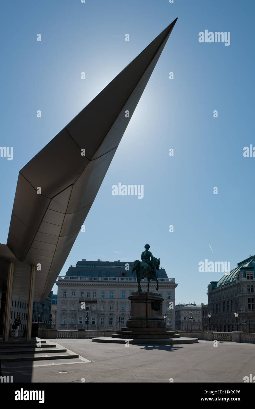 Soravia Wing vor der Albertina mit Standbild Erzherzog Albrecht und Oper, Wien Stock Photo