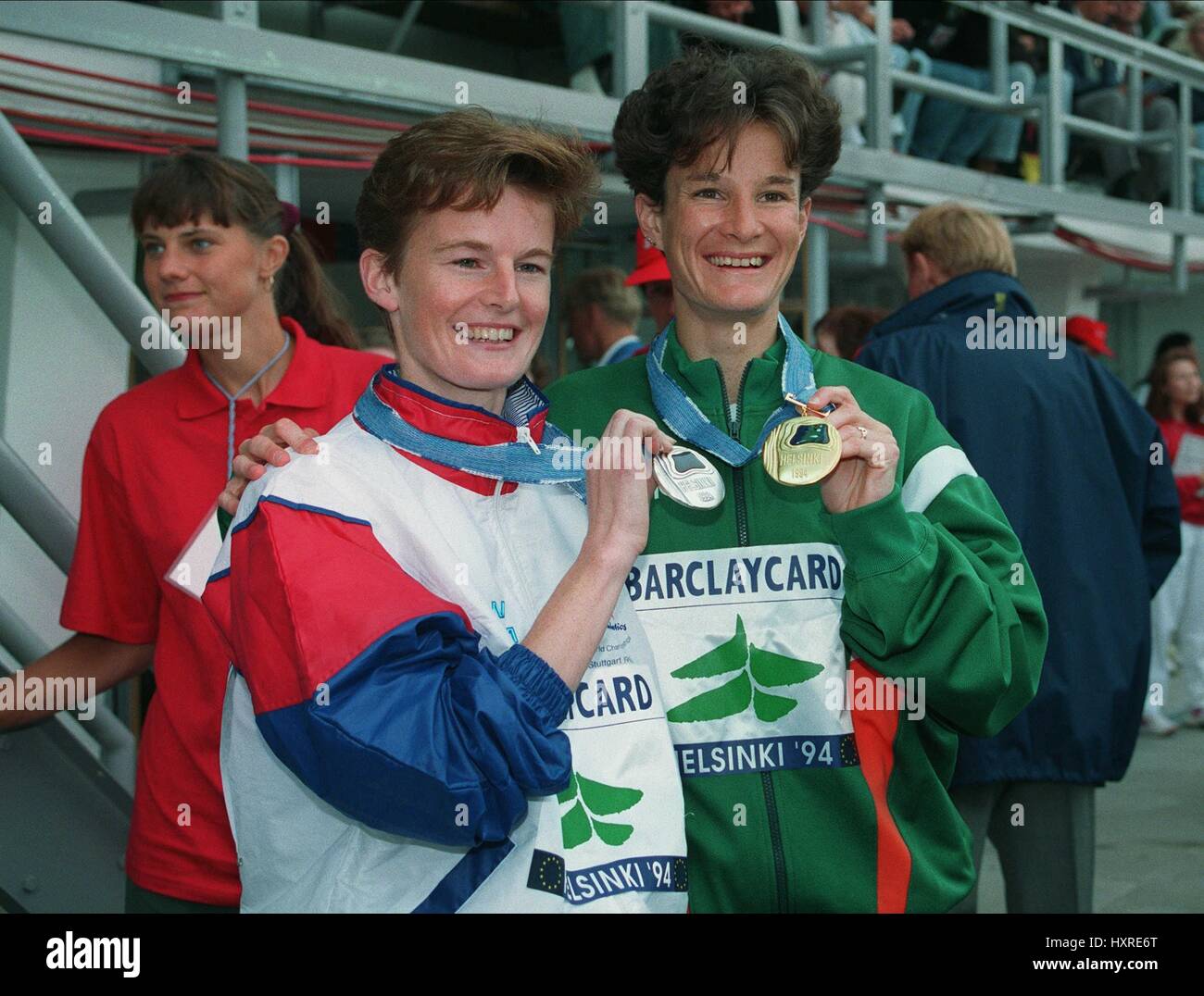 O'SULLIVAN AND MURRAY HOLD UP THEIR MEDALS HELSINKI 16 August 1994 Stock Photo