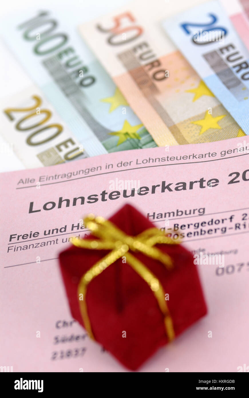 Wage tax card, present and bank notes, symbolic photo tax present, Lohnsteuerkarte, Geschenk und Geldscheine, Symbolfoto Steuergeschenk Stock Photo