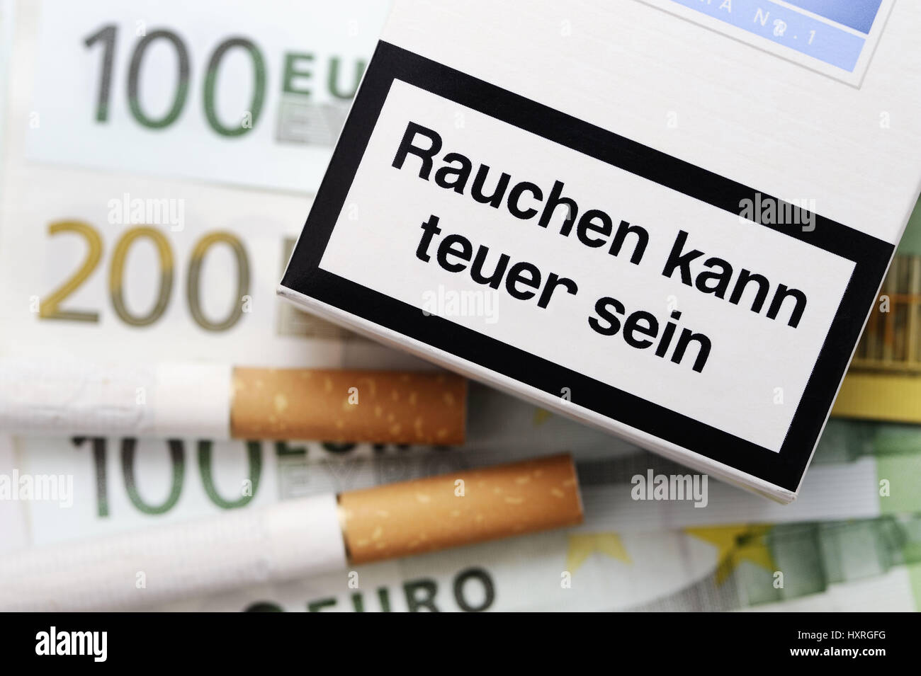 Cigarette box with warning tip smoking is able expensive his on bank notes, picture assembly, Zigarettenschachtel mit Warnhinweis Rauchen kann teuer s Stock Photo