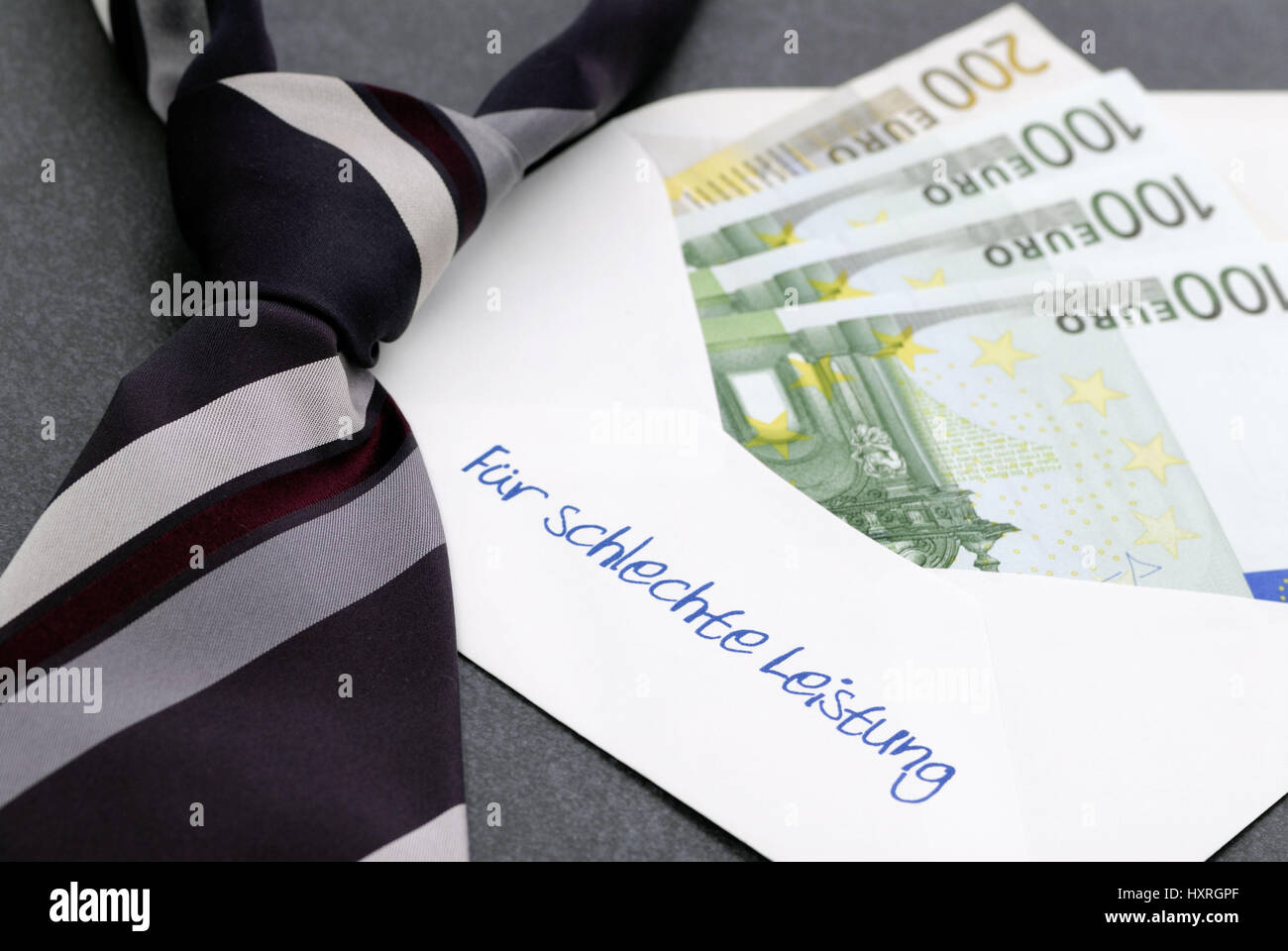 For bad achievement, envelope with label and bank notes, banker's bonus, Für schlechte Leistung, Briefumschlag mit Aufschrift und Geldscheinen, Banker Stock Photo