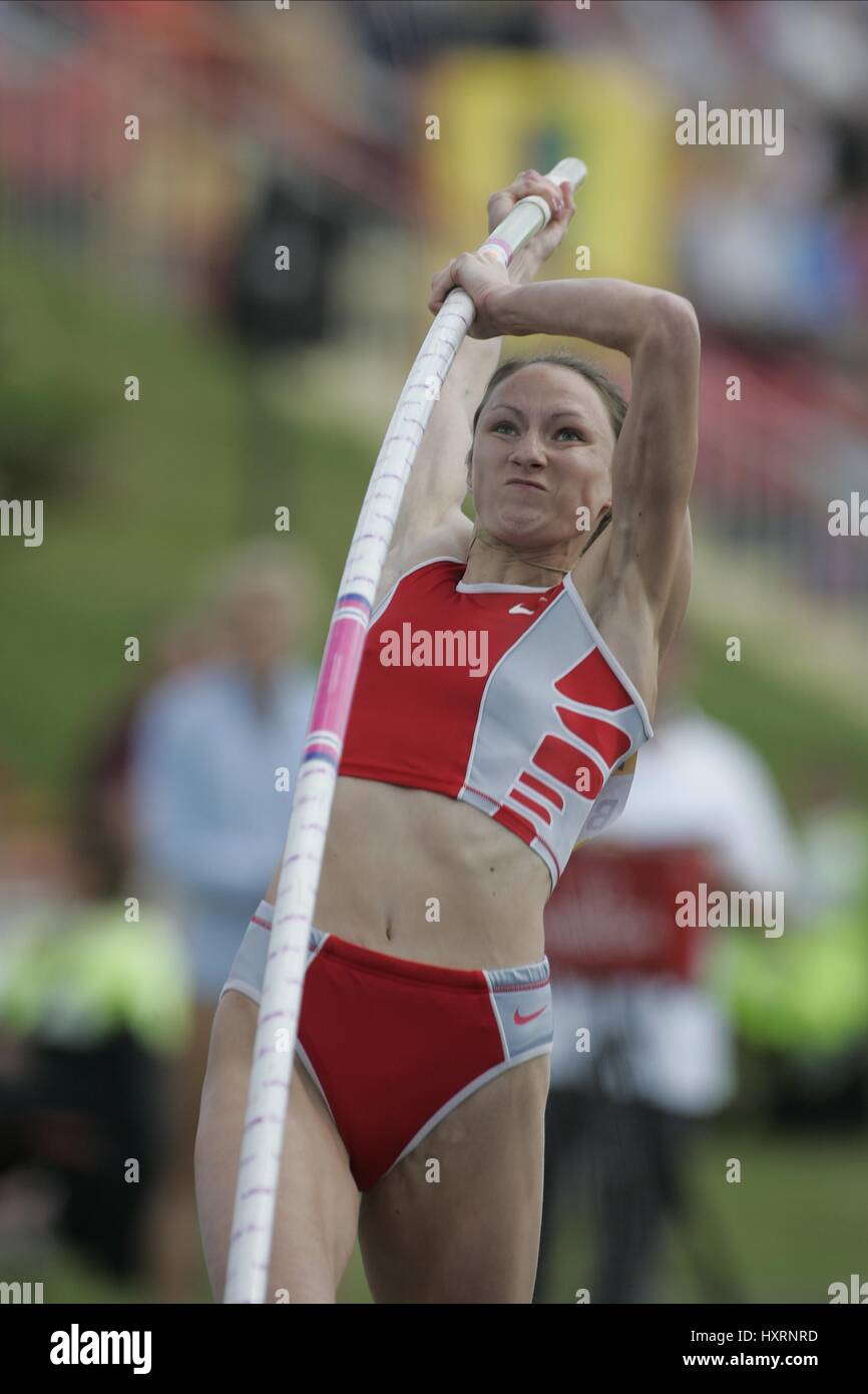 YELENA BELYAKOVA POLE VAULT GATESHEAD INTERNATIONAL STADIUM GATESHEAD ENGLAND 27 June 2004 Stock