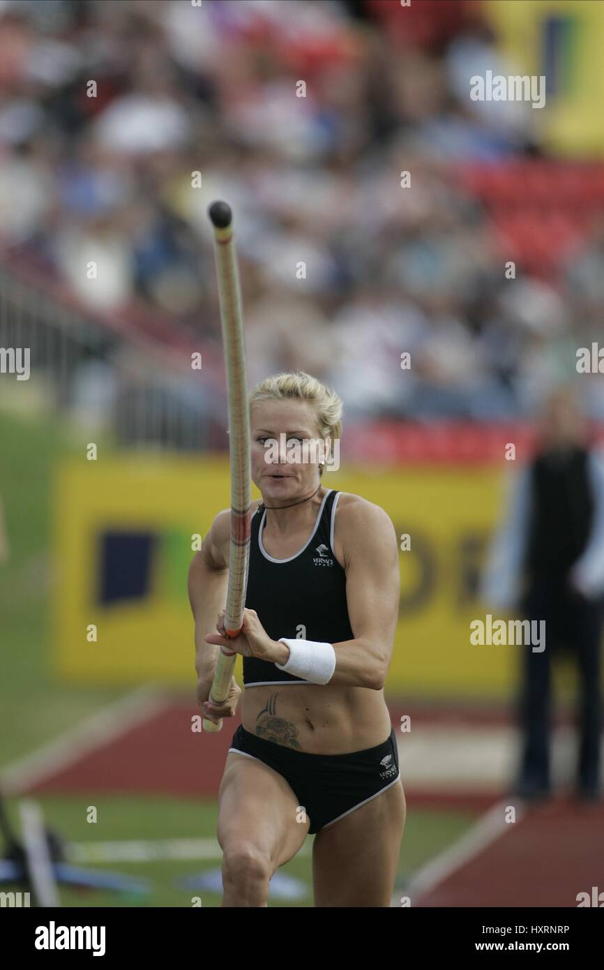 TATIANA GRIGORIEVA POLE VAULT GATESHEAD INTERNATIONAL STADIUM GATESHEAD ENGLAND 27 June 2004 Stock Photo