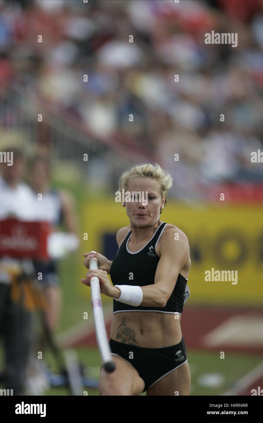 TATIANA GRIGORIEVA POLE VAULT GATESHEAD INTERNATIONAL STADIUM GATESHEAD ENGLAND 27 June 2004 Stock Photo