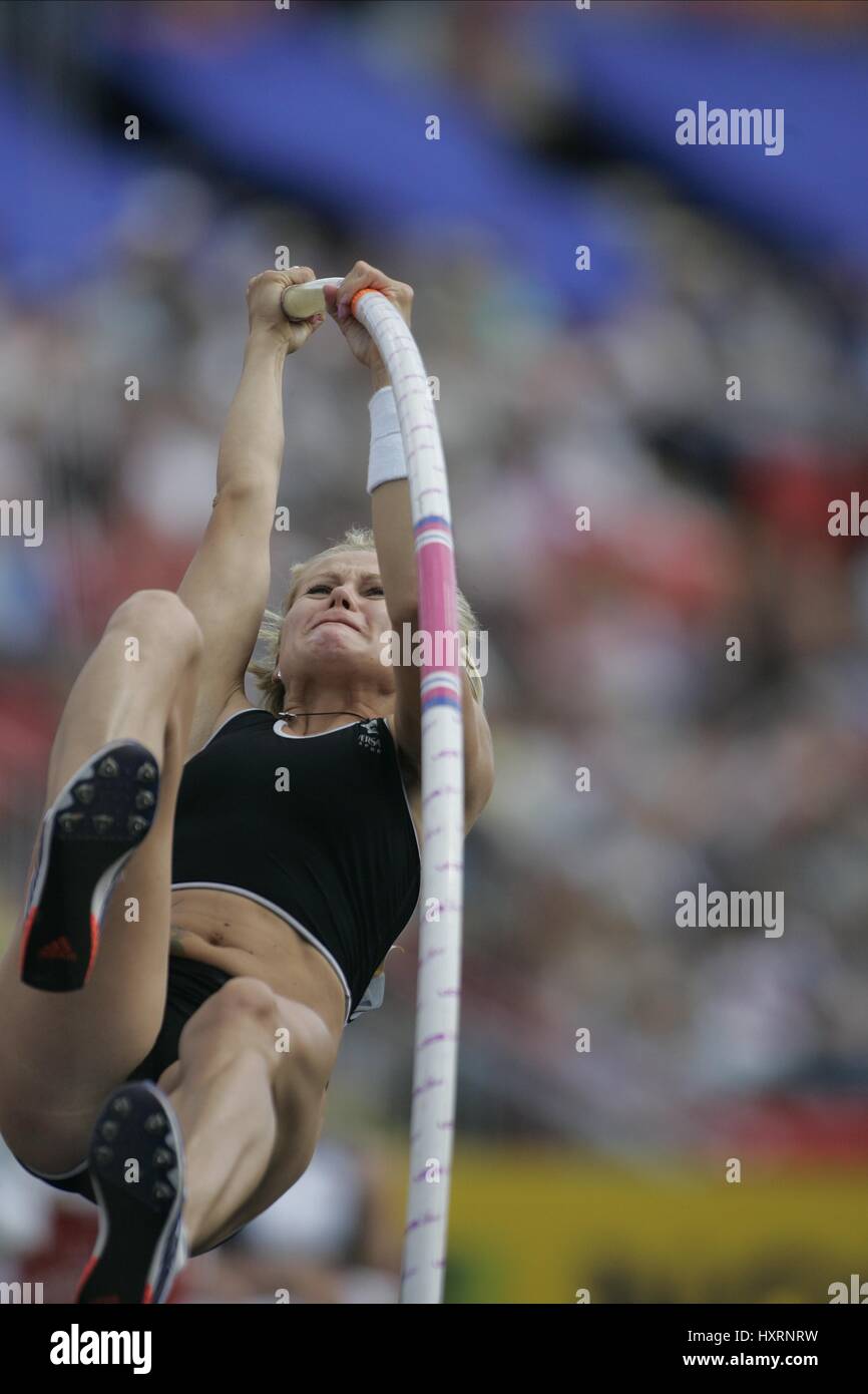 TATIANA GRIGORIEVA POLE VAULT GATESHEAD INTERNATIONAL STADIUM GATESHEAD ENGLAND 27 June 2004 Stock Photo