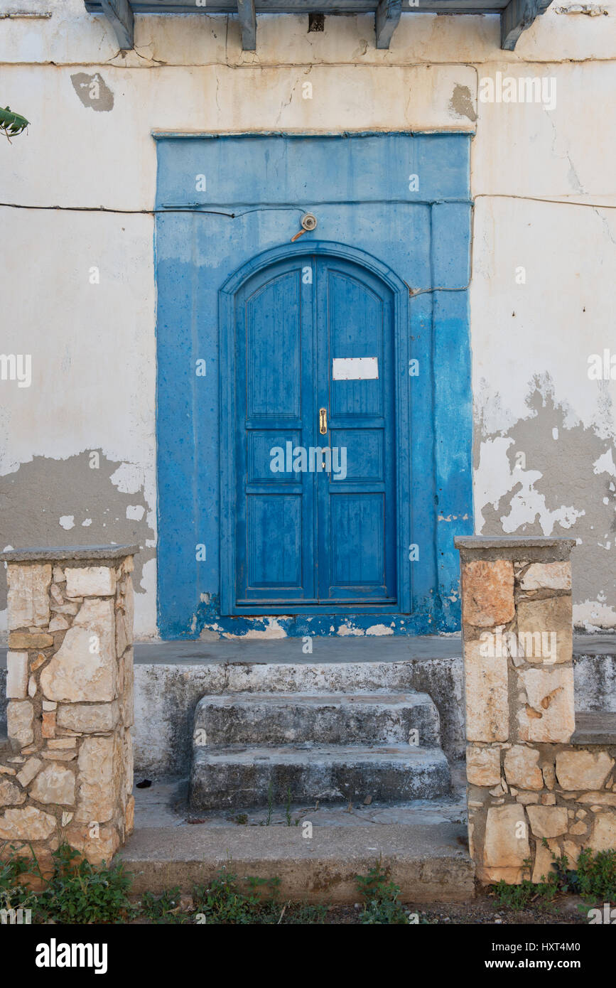 alte blaugestrichene hölzerne Eingangstüre mit Stufen und blauer Einfassung in weißem Haus, Insel Kastellorizo, Dodekanes, Griechenland Stock Photo