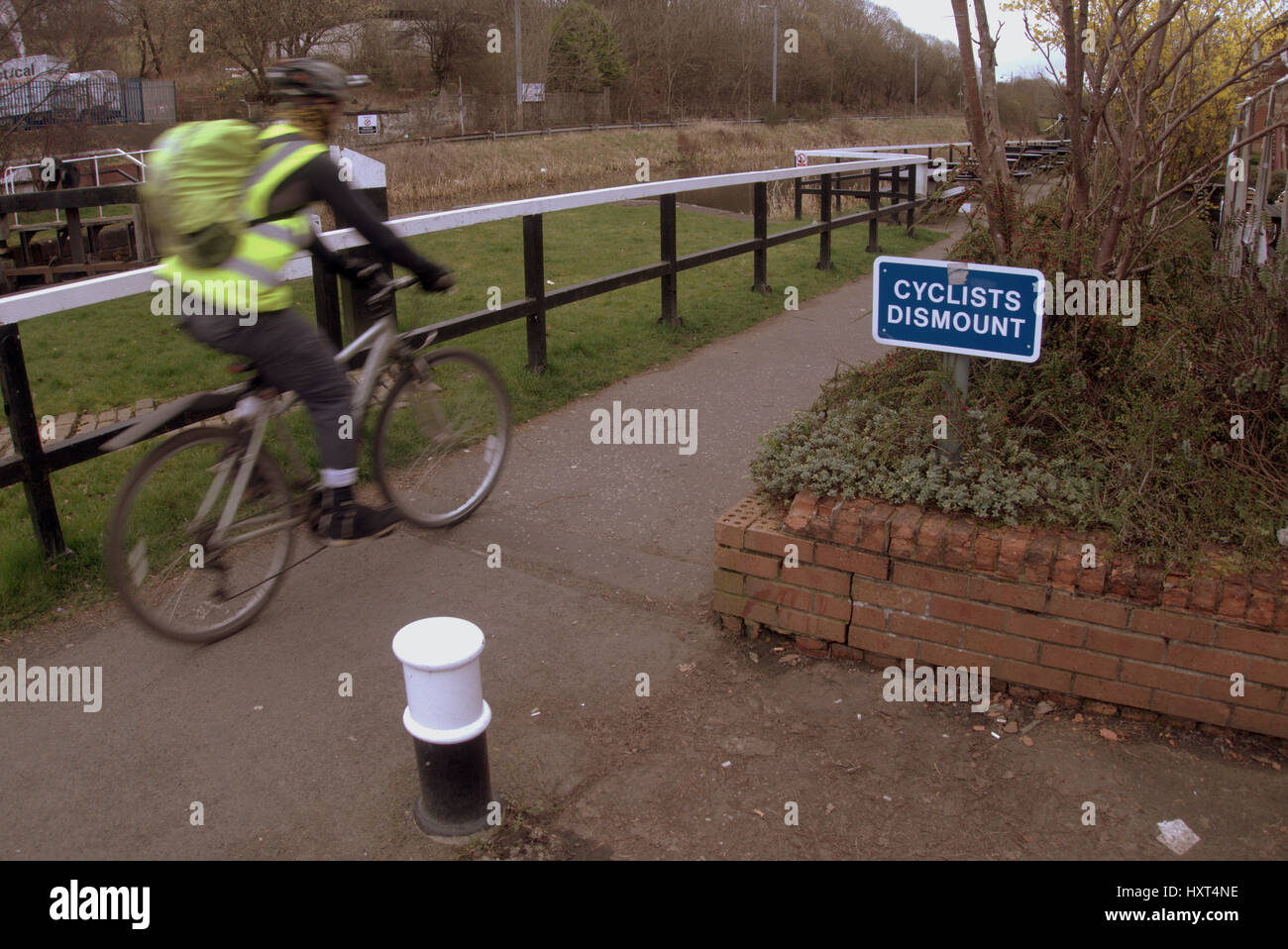 forth clyde canal cycle path cyclists dismount sign Stock Photo